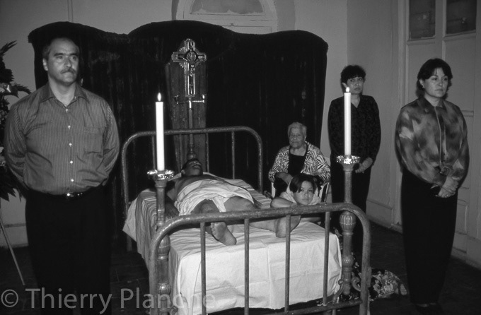 Mise en scène de la veillée funèbre à l'hôtel Hidalgo. Guadalupe Villa, fille de Pancho Villa est présente à la reconstitution, elle est assise au fond à droite.