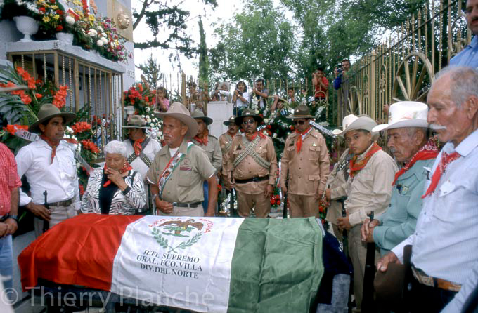 Recueillement devant le cercueil du Général Francisco Villa. Guadalupe Villa est présente.