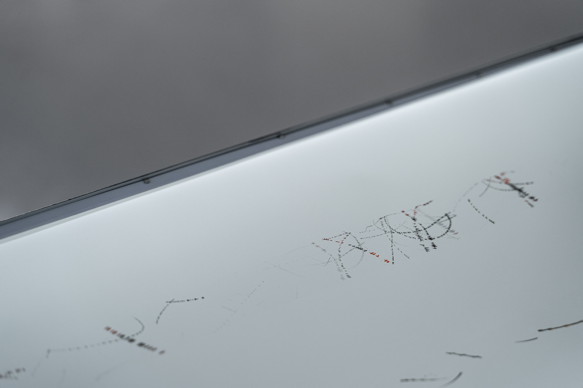 Michal Kindernay – Trajektorie #21 Vlaštovky & Jiřičky, 12. 9. 2020, generovaná kresba 600x50 cm, video