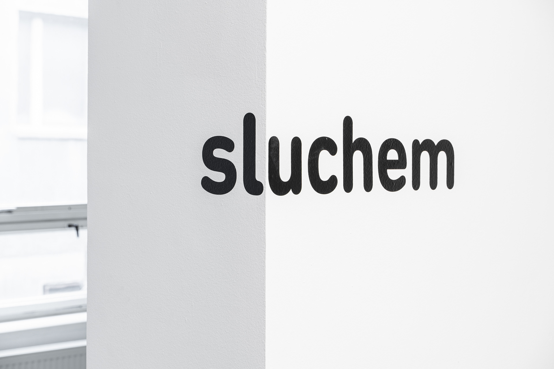 Martin Marek & Iva Polanecká – Sluchem, 2020, intervence, řezaná grafika, sešit