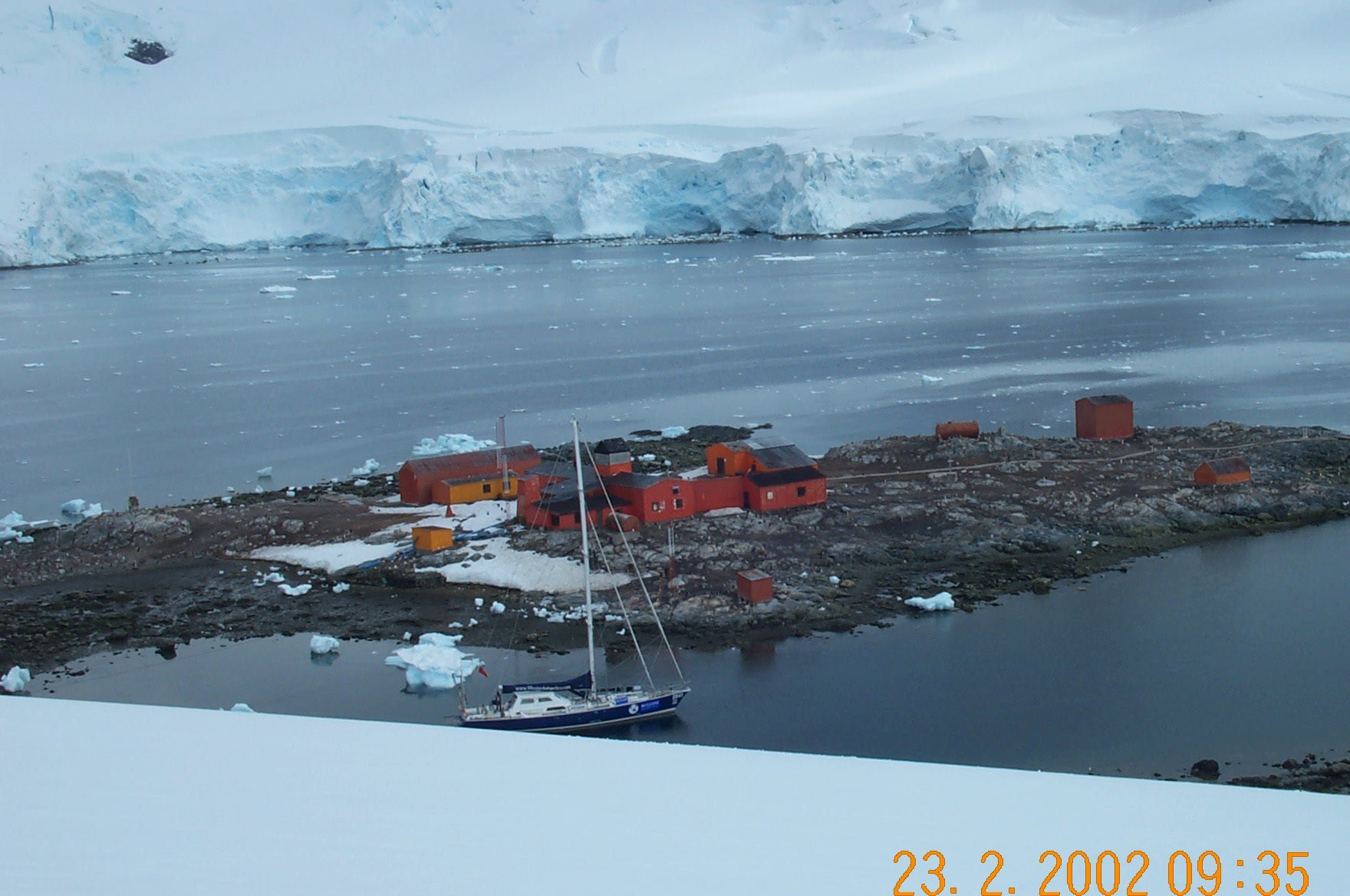 Almirante Brown station, already closed for winter
