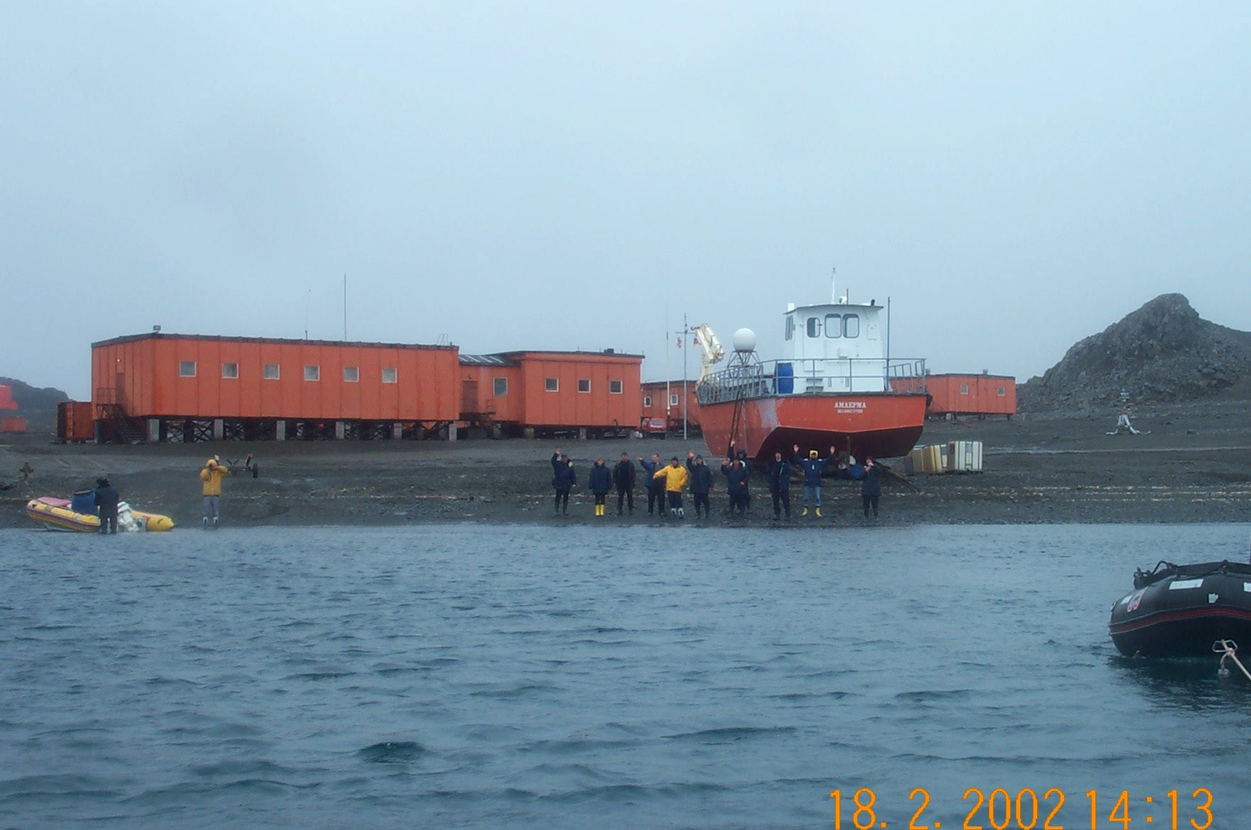 Russians wave goodbye from Bellinghausen base
