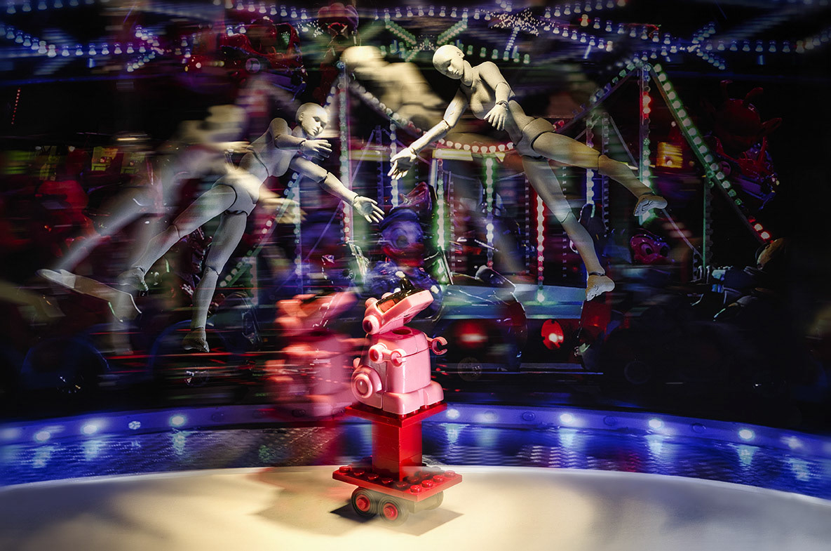 Le P'tit Cirque.  St Augustin ! PV Pentax K-01 avec boite à lumière, optique Takumar 55 mm. Double exposure, blurring … Out of Hand, insaisissable, incontrôlable, …