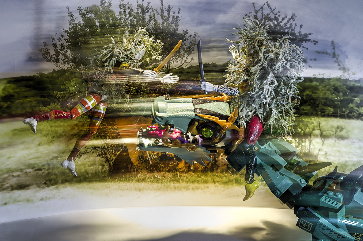 Le P'tit Cirque.  Merci Mr Frazzeta ! PV Pentax K-01 avec boite à lumière, optique Takumar 55 mm. Double exposure, blurring …