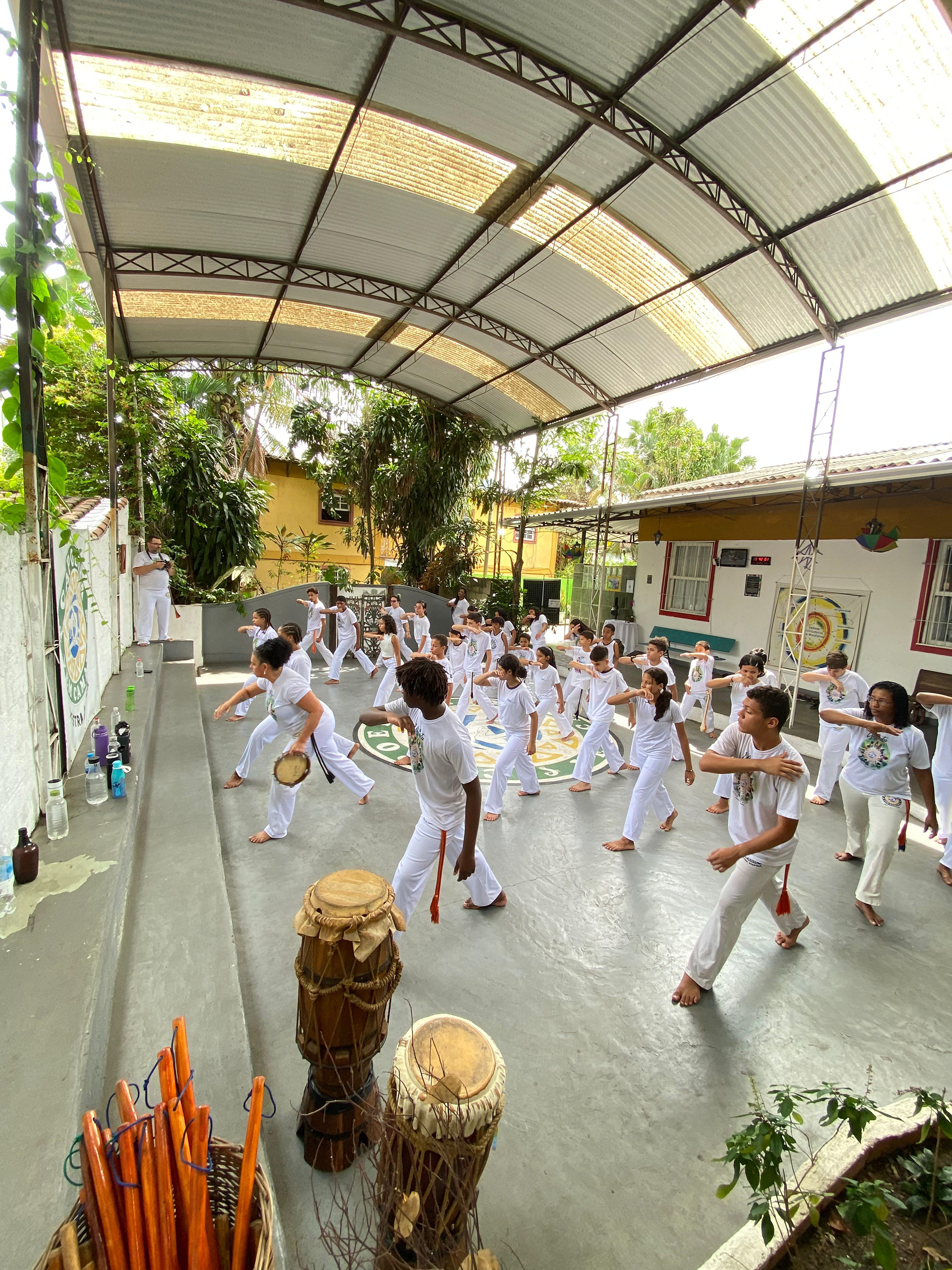 Capoeira e Maculelê na Clinica da Família na comunidade do Rio das Pedras