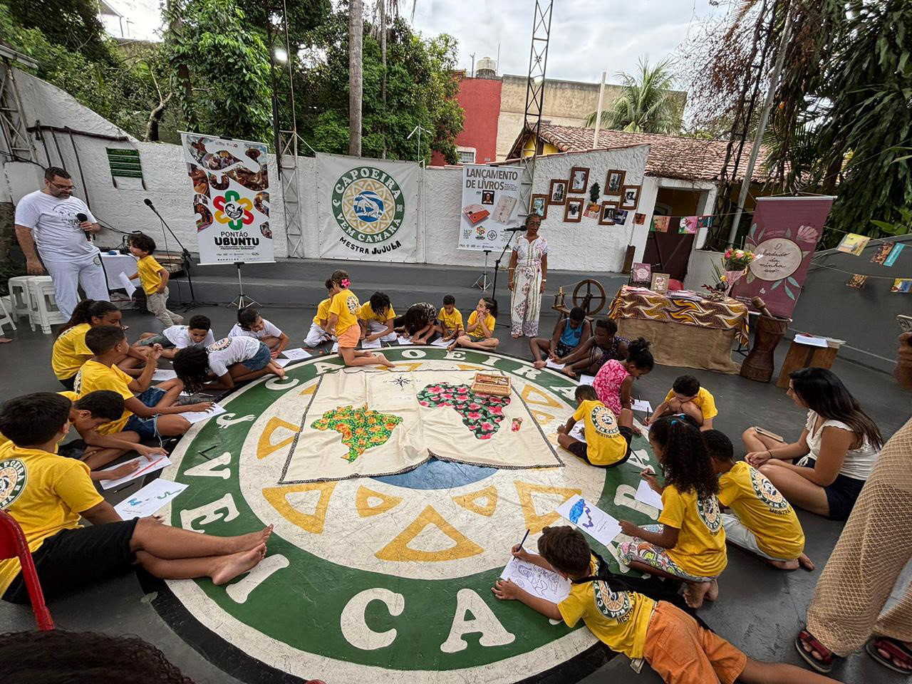 Lançamento do livro "O bordado da minha avó" Clarice Campos