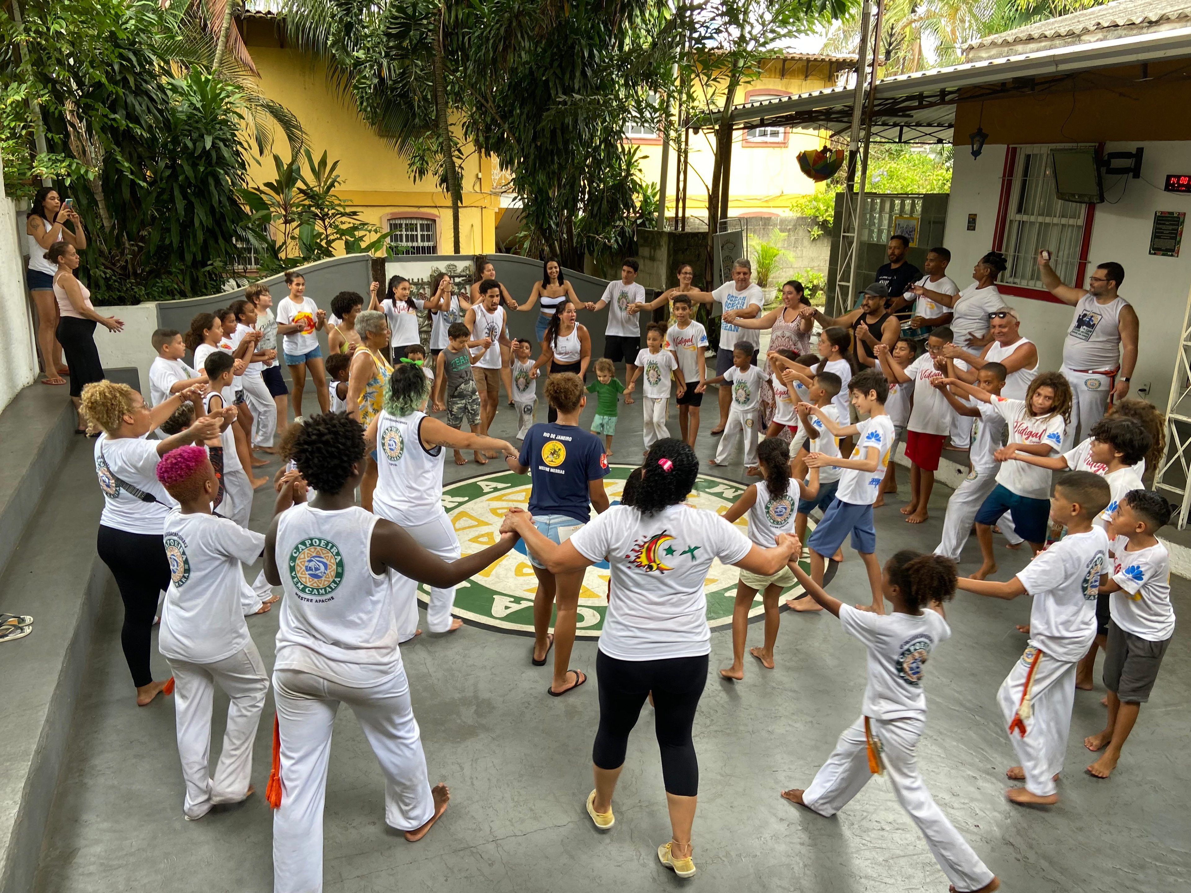 "… Pra se dançar ciranda, juntamos mão com mão..."