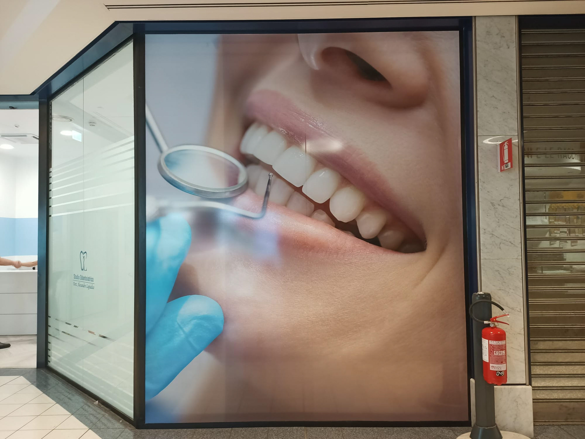 vetrofania commerciali con vinile adesivi stampati o pellicole privacy