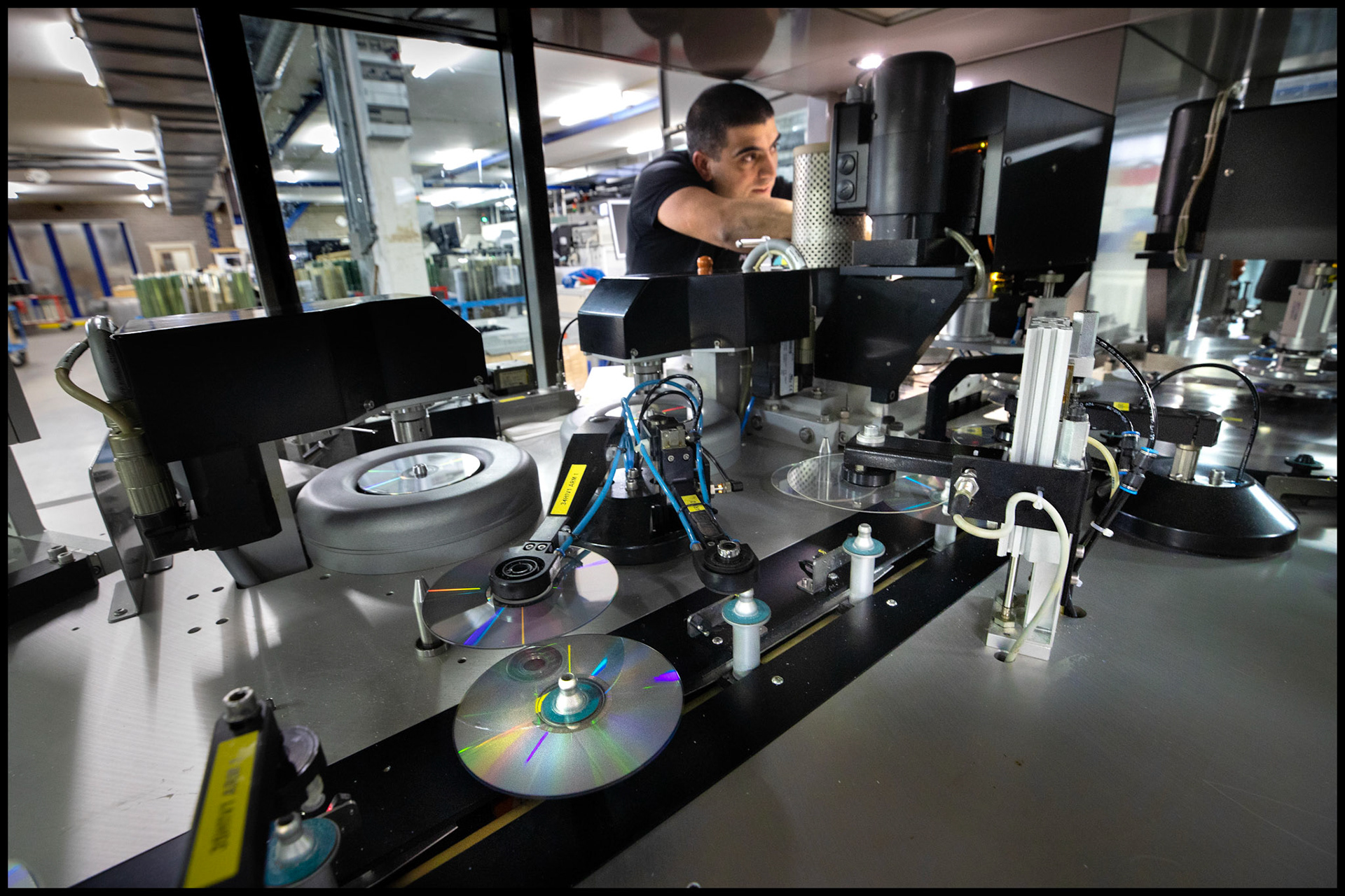 Bladel Bij Replifact persen ze CD’s / DVD’s.