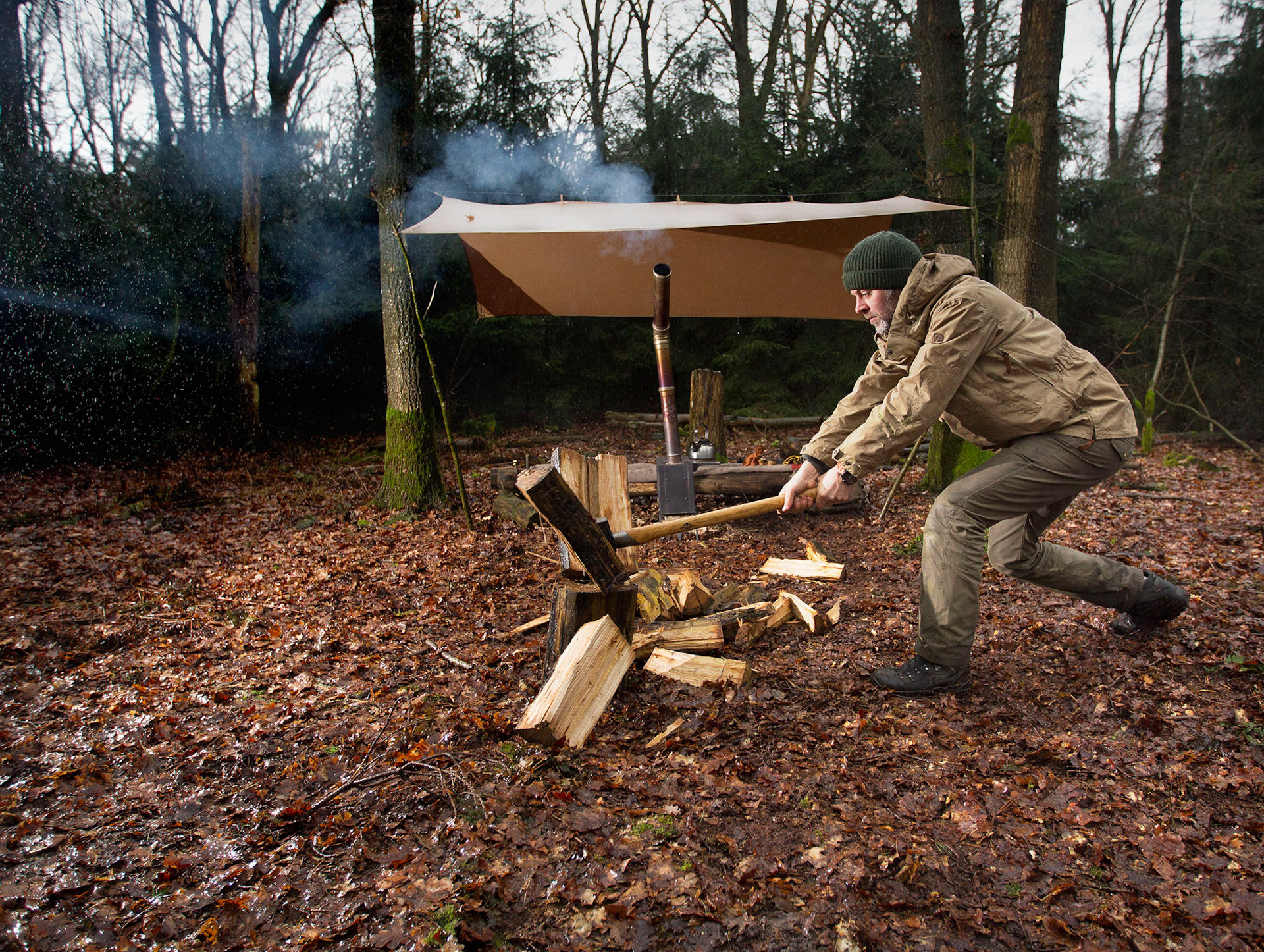 Breugel Bart Leenders hakt hout in het bos.