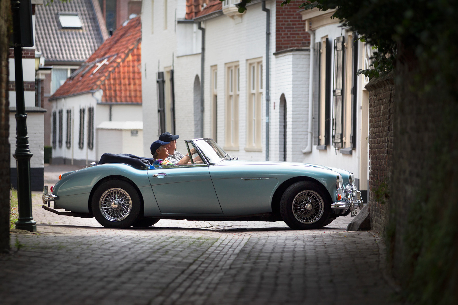 Oirschot Jaap en Sonja van Ensems maken een ritje in hun oldtimer 