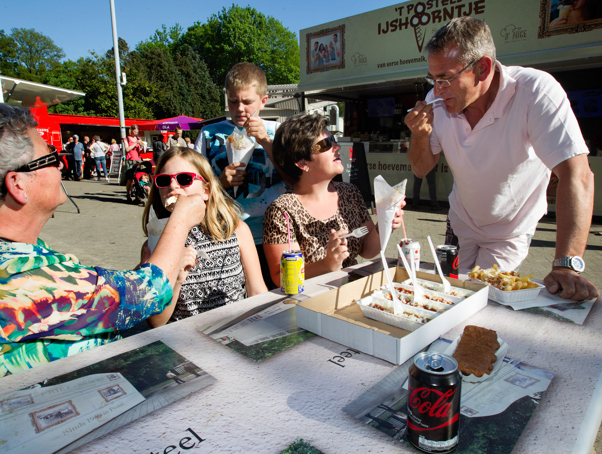 Postel Natasja Martens (met panterprint)  eet friet op de "Frietkermis" in België.
