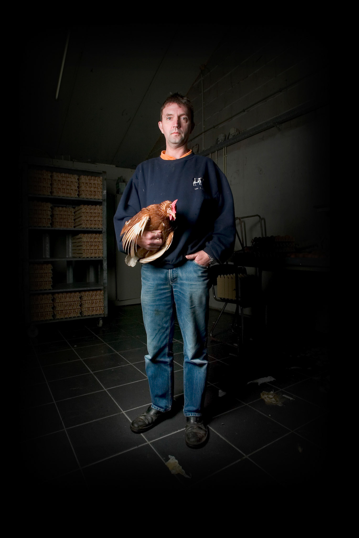Asten, Pieter van Lierop met scharrelkip.