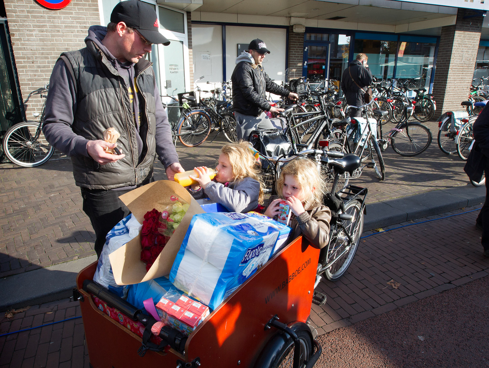 Eindhoven Erwin van Hoek doet boodschappen met zijn dochters.