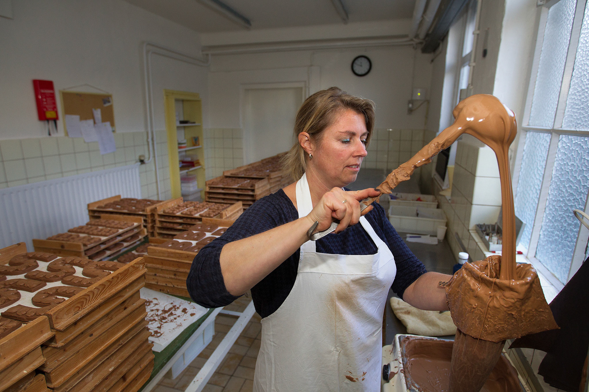 Waalre Ingrid Neggers maakt chocoladeletters Bij Rudolf Vermeulen Chocoladefabriek.