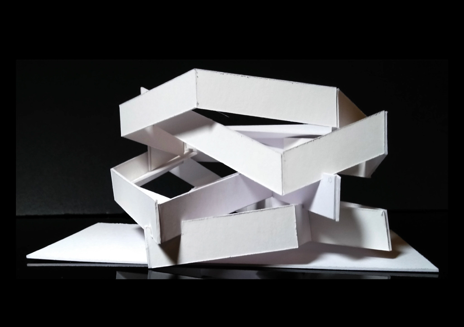 4. Horizontal dispersion of the strip with introduction of floor plates along the internal face of the façade.