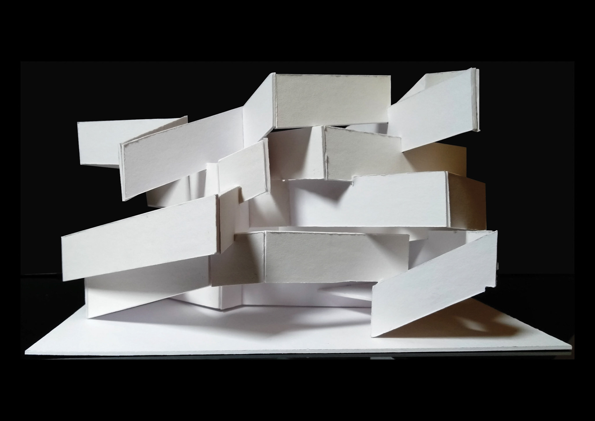 3. Extension of the façade strip with the points of support intersected to strengthen the form.