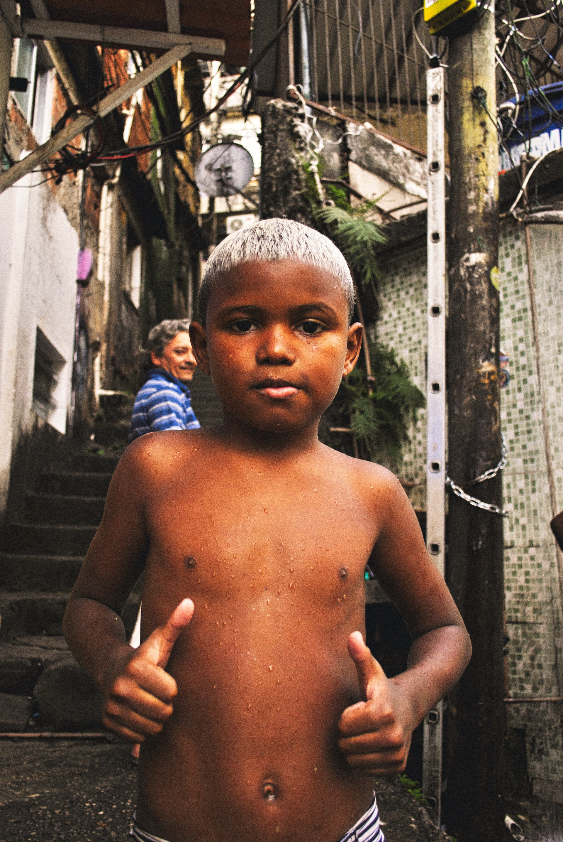 Menorzin Exibido - Kauã, Filho de Kayode e Ayala depois de um banho de chuveirão na entrada da Paula Brito - Rocinha