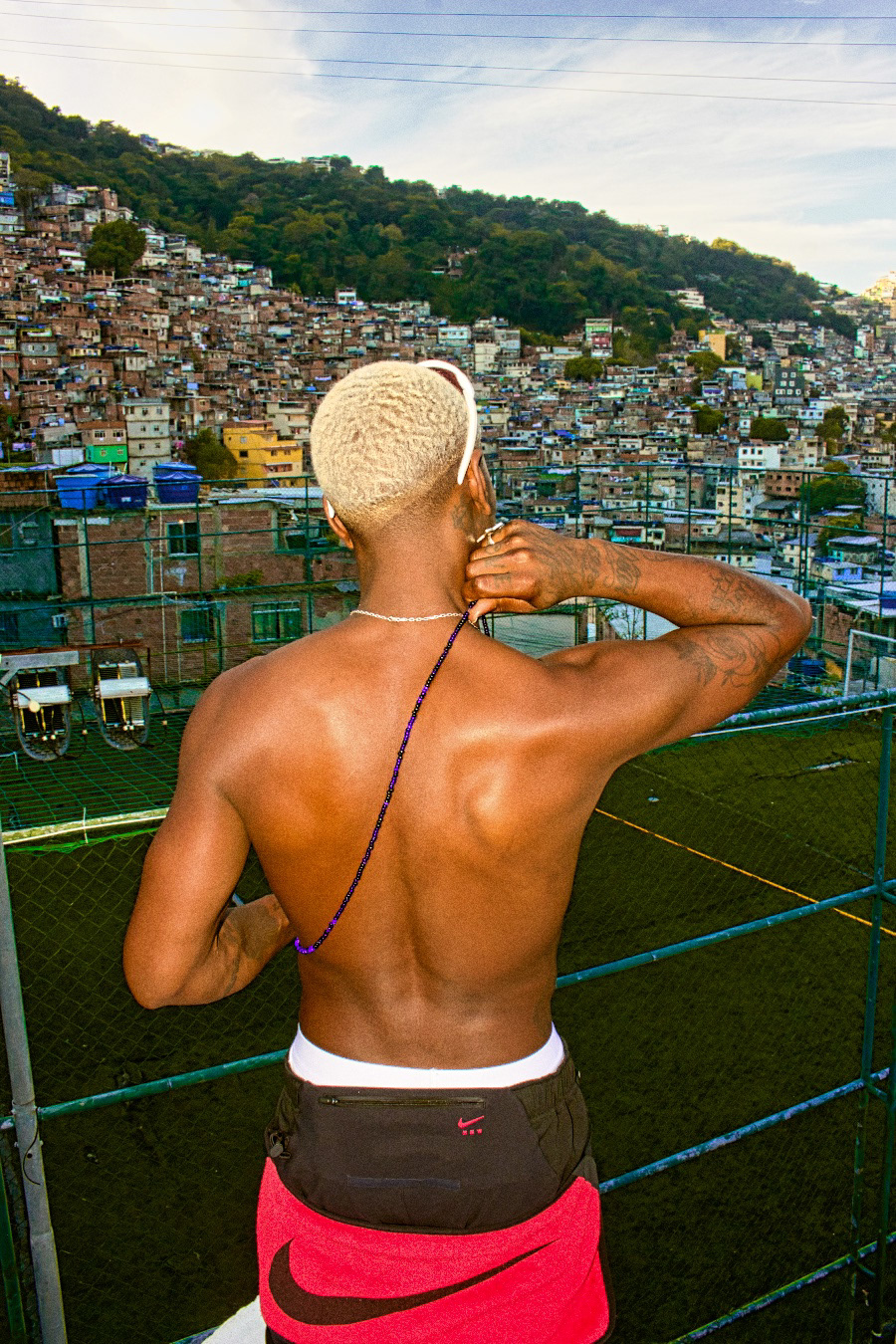 Abayomi aprecia a vista do Campinho da Vila Verde, na Rocinha - Esta obra esteve exposta na exposição FUNK! Um Grito de Ousadia e Liberdade no Museu de Arte do Rio e atualmente está no Maison Folie, em Lille, na França