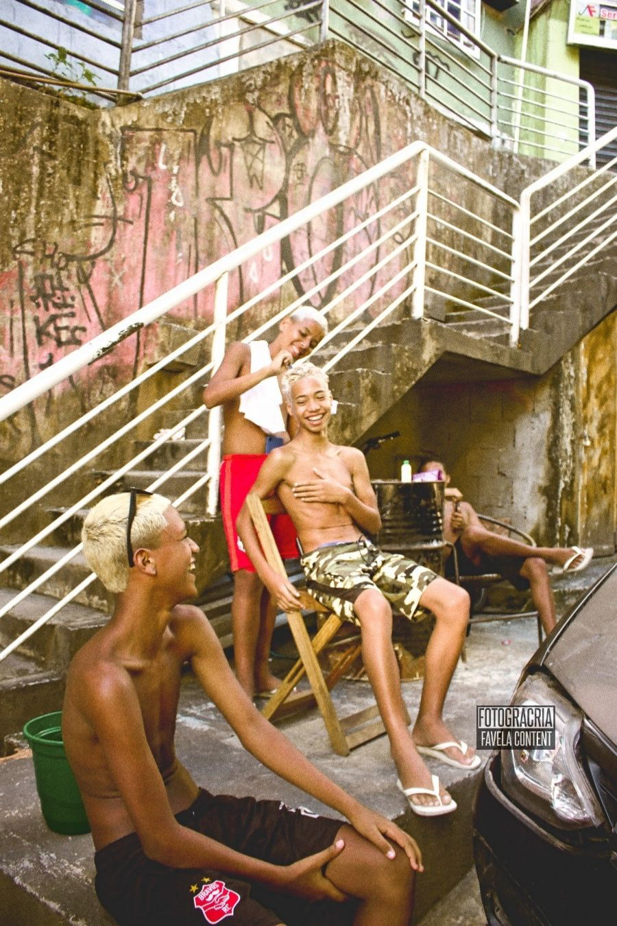 Caio, Miguel e seus amigos pintam o cabelo sozinhos no verão, fora de casa, na rua 4.