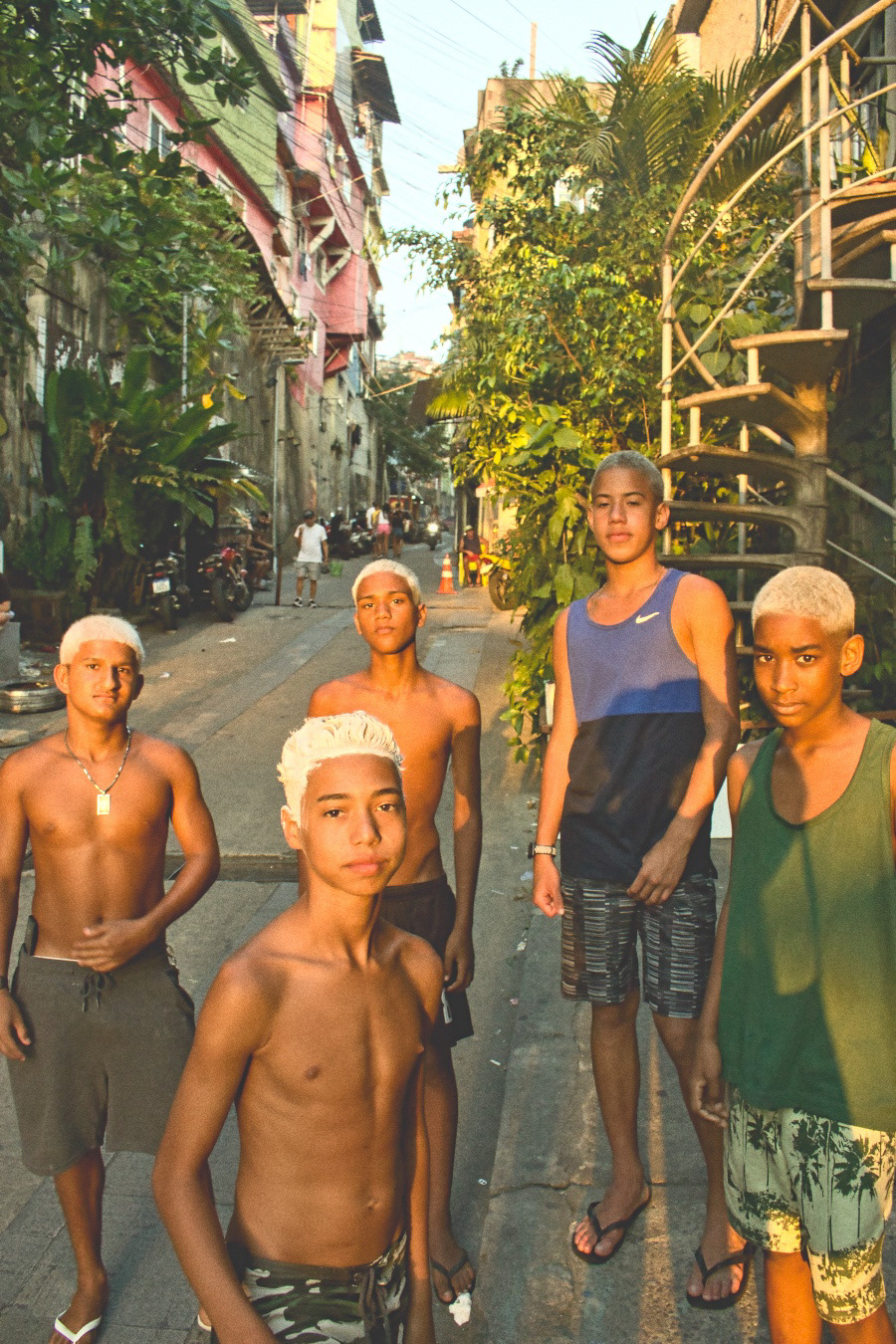 Os crias da Rua 4 com os cabelos descoloridos no verão - Miguel, Caio, Icaro e seu amigos.