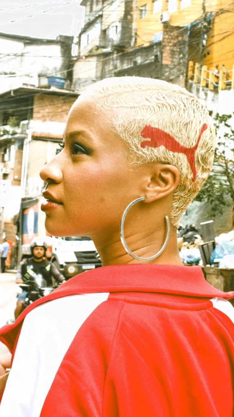 Bia parando tudo na rua 1 - Esta obra esteve exposta na exposição FUNK! Um Grito de Ousadia e Liberdade no Museu de Arte do Rio e atualmente está no Maison Folie, em Lille, na França