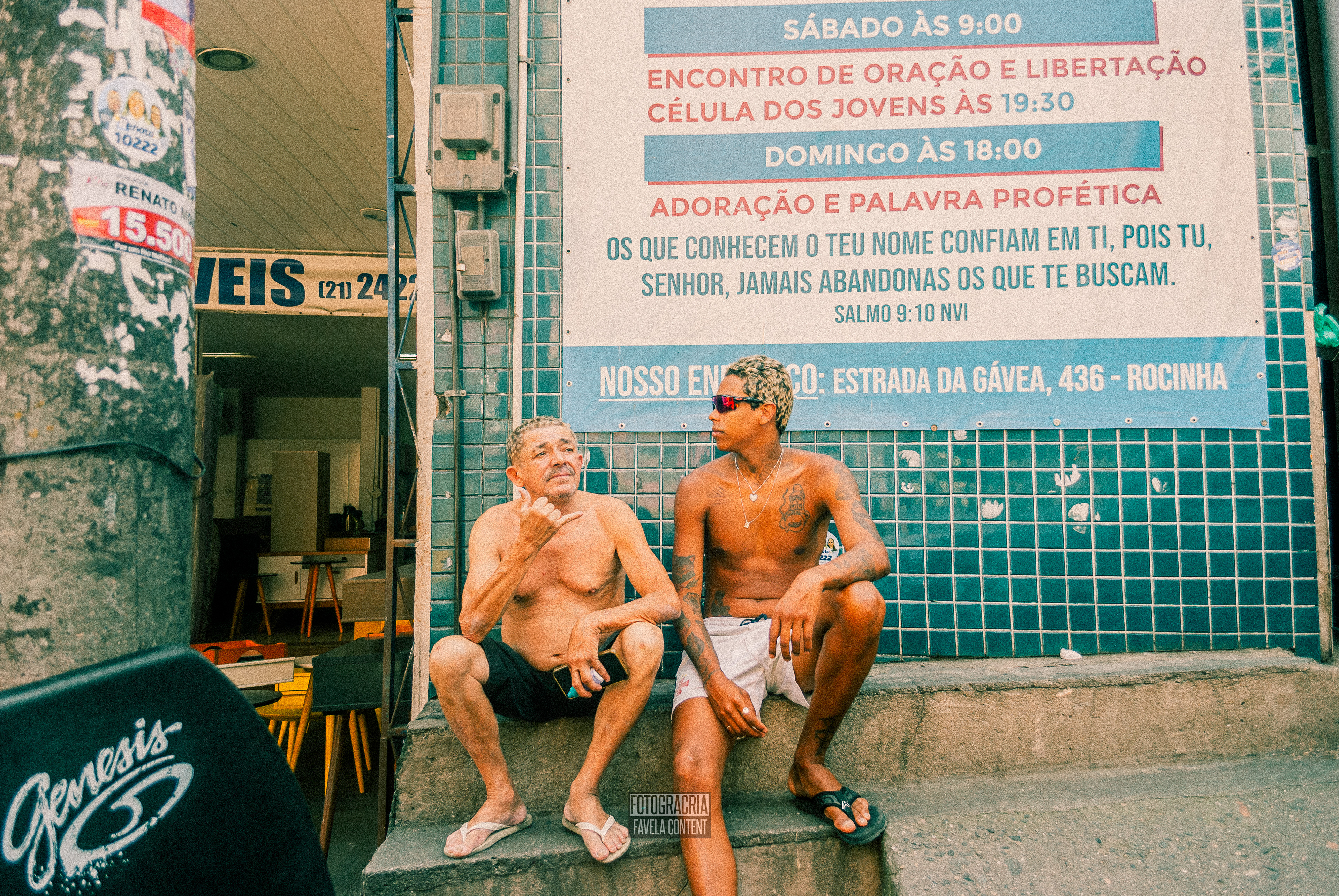 Seu Edvan e Abeguar na Estrada da Gávea em um dia de verão na Rocinha. Gerações diferentes expressando a autenticidade do reflexo no cabelo.