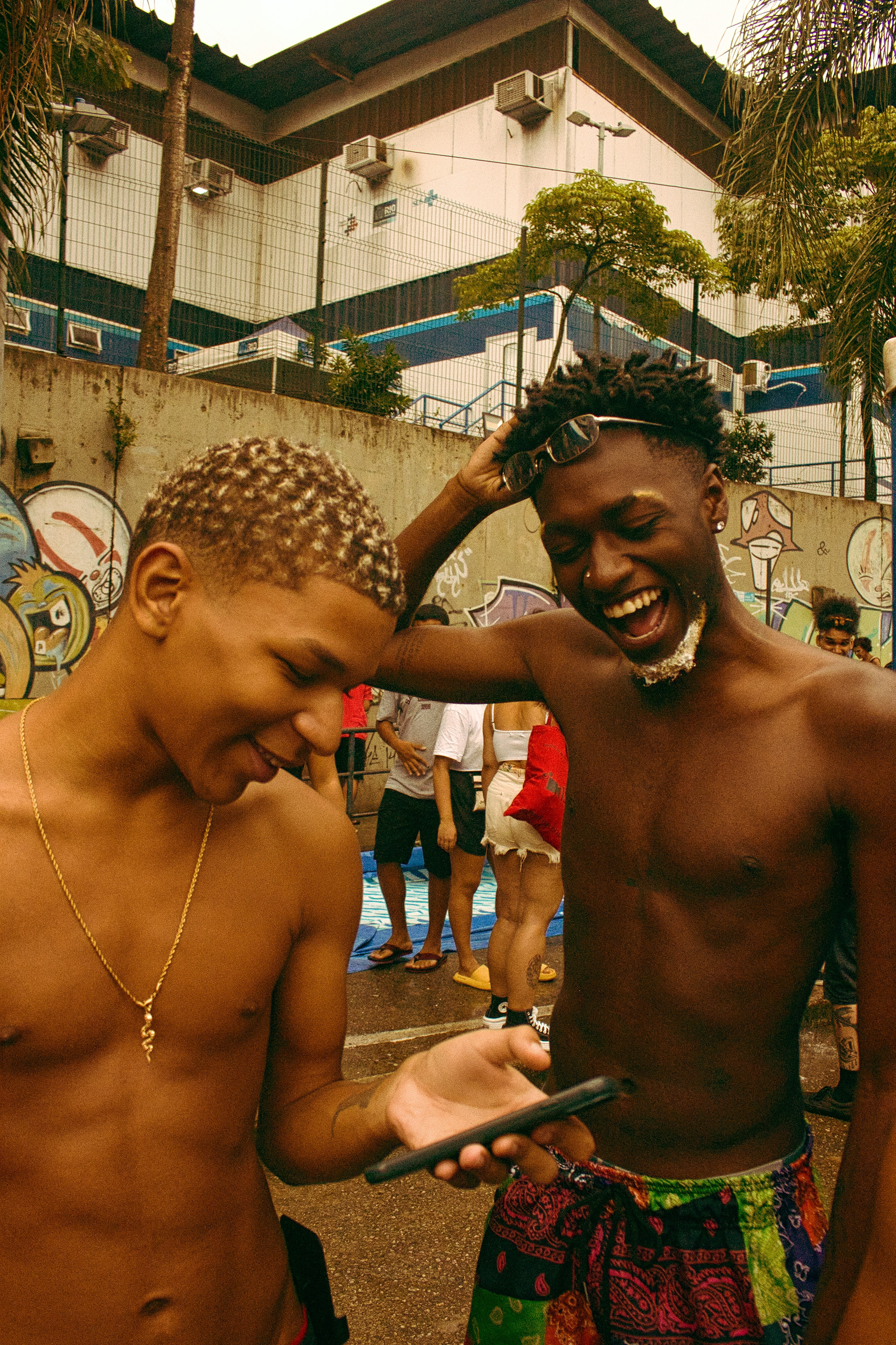 Luther e Martinez ( Mbappé da Rocinha) vivendo a juventude moderna