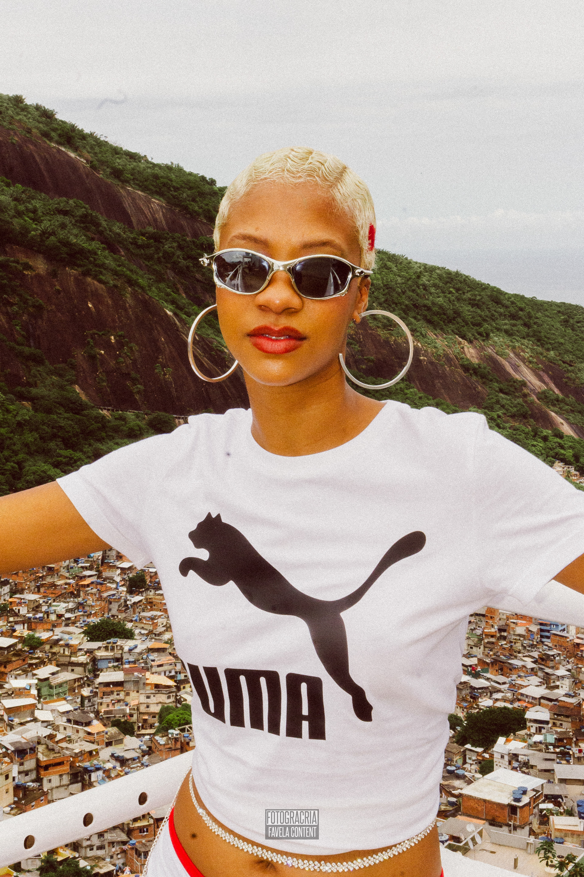 Ana Beatriz no Laboriaux nos bastidores de uma campanha para Puma Brasil na Rocinha