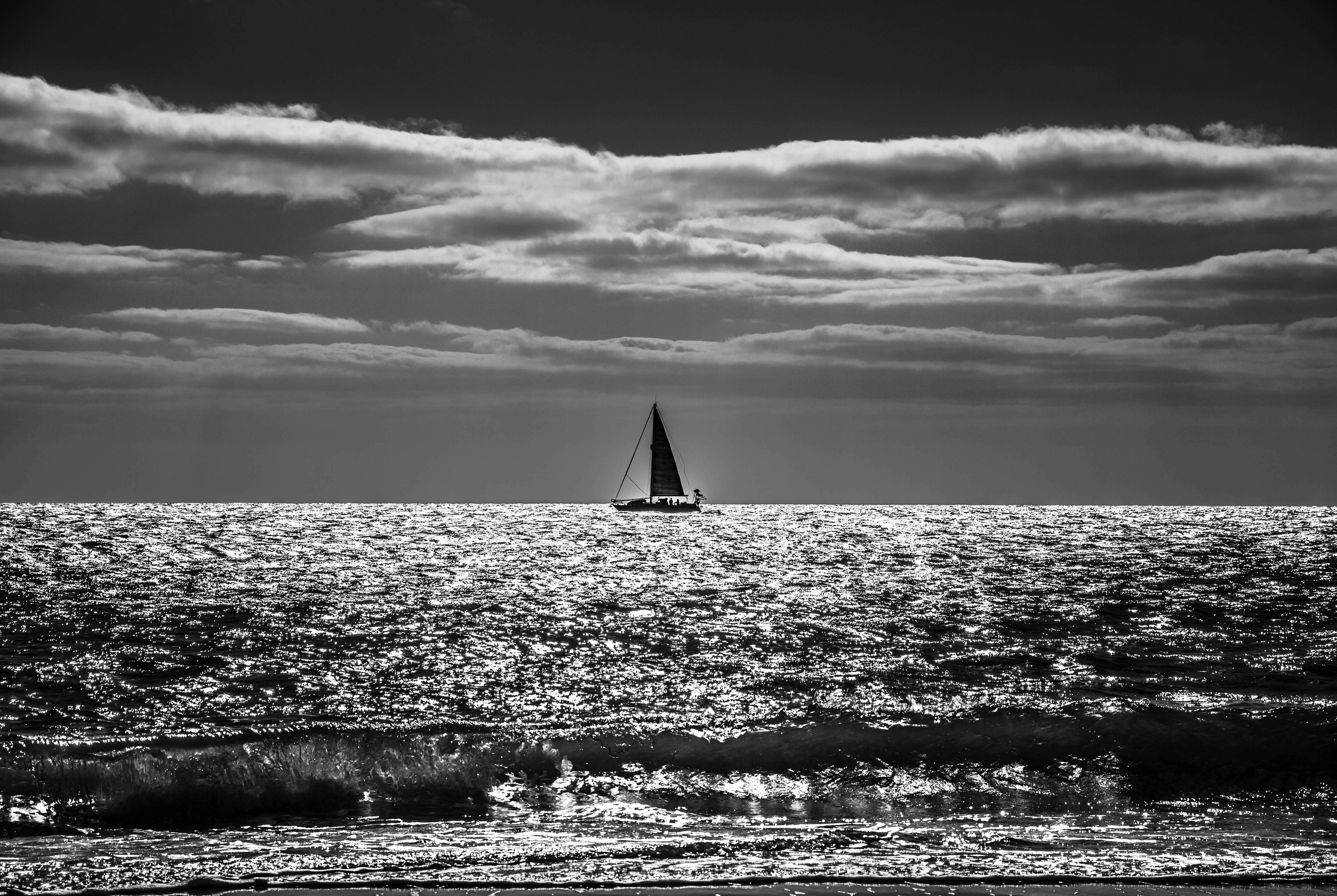 coucher de soleil, voilier, mer, noir et blanc, N&B, B&W, vague, plage de fuerteventura