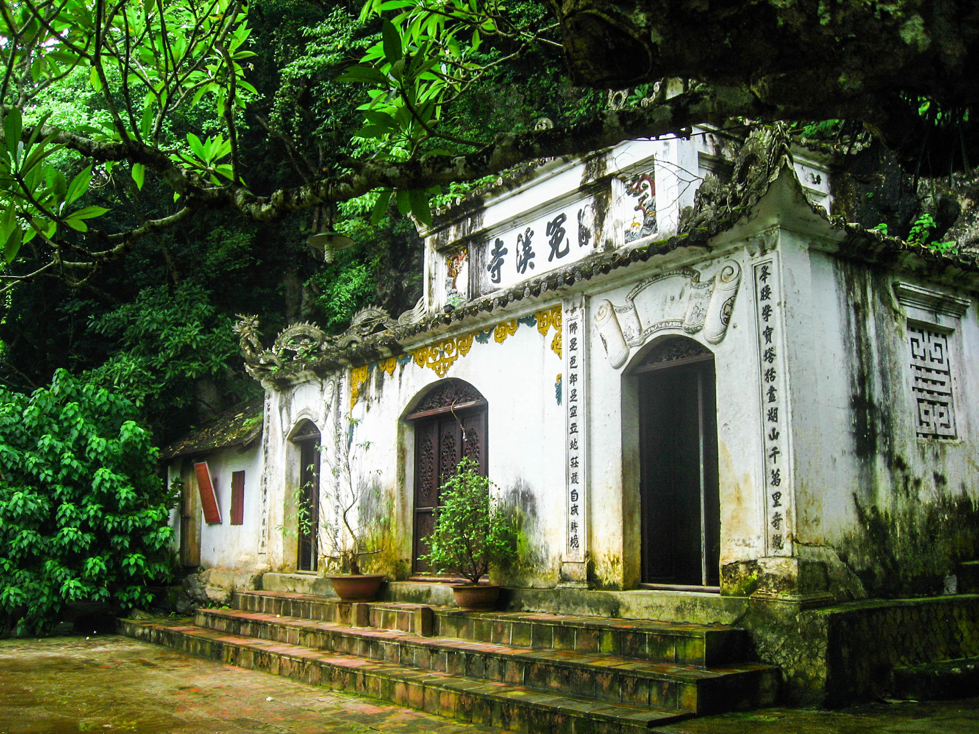Pagode des parfums, Chùa Hương, Hương Sơn, montagne du parfum, escalier, sentier, frangipanier, pagode