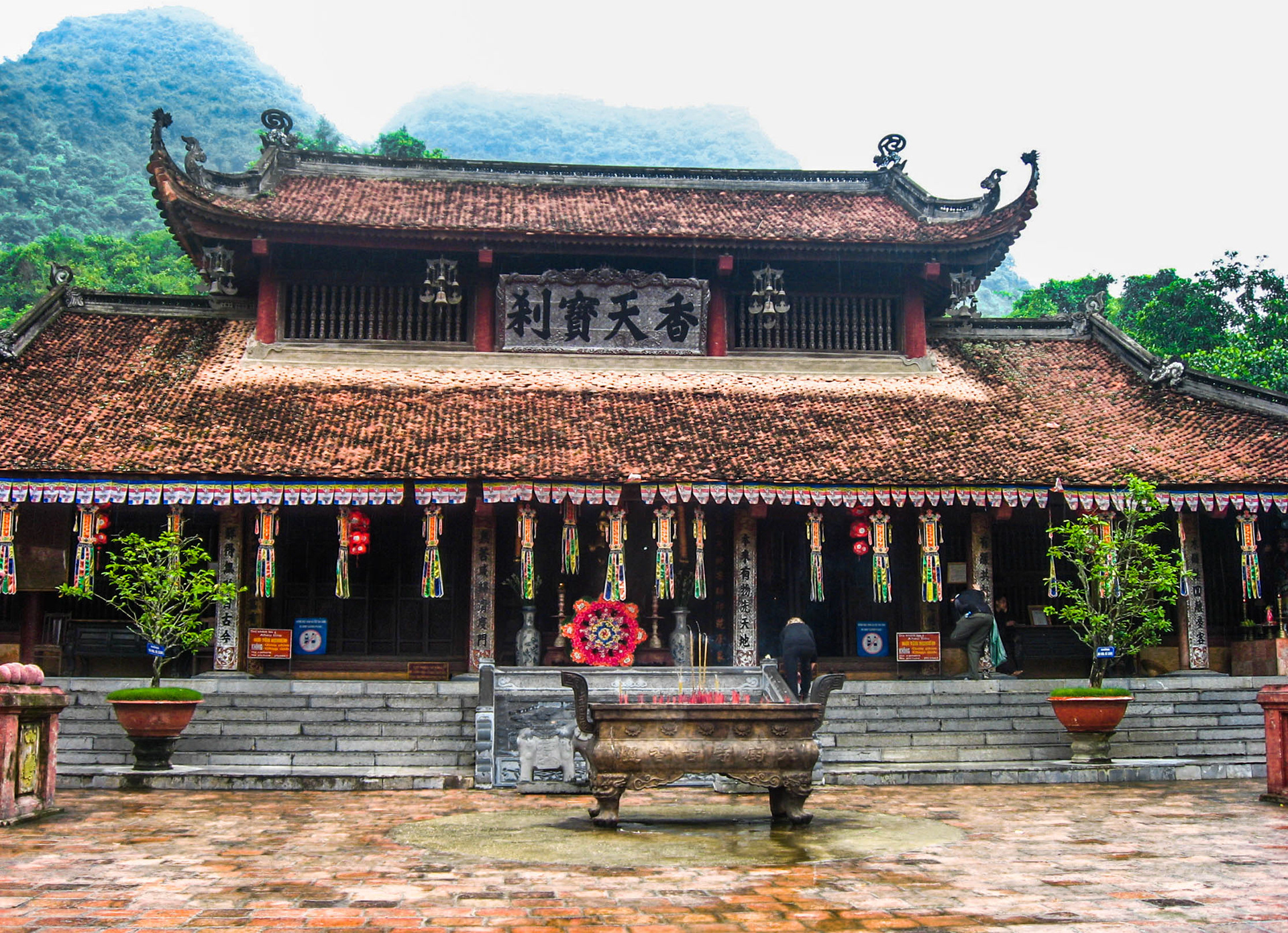 Pagode des parfums, Chùa Hương, Hương Sơn, montagne du parfum, rivière Yến, escalier, sentier, frangipanier, brume, pagode, temple, sanctuaire, pagode Thien Tru