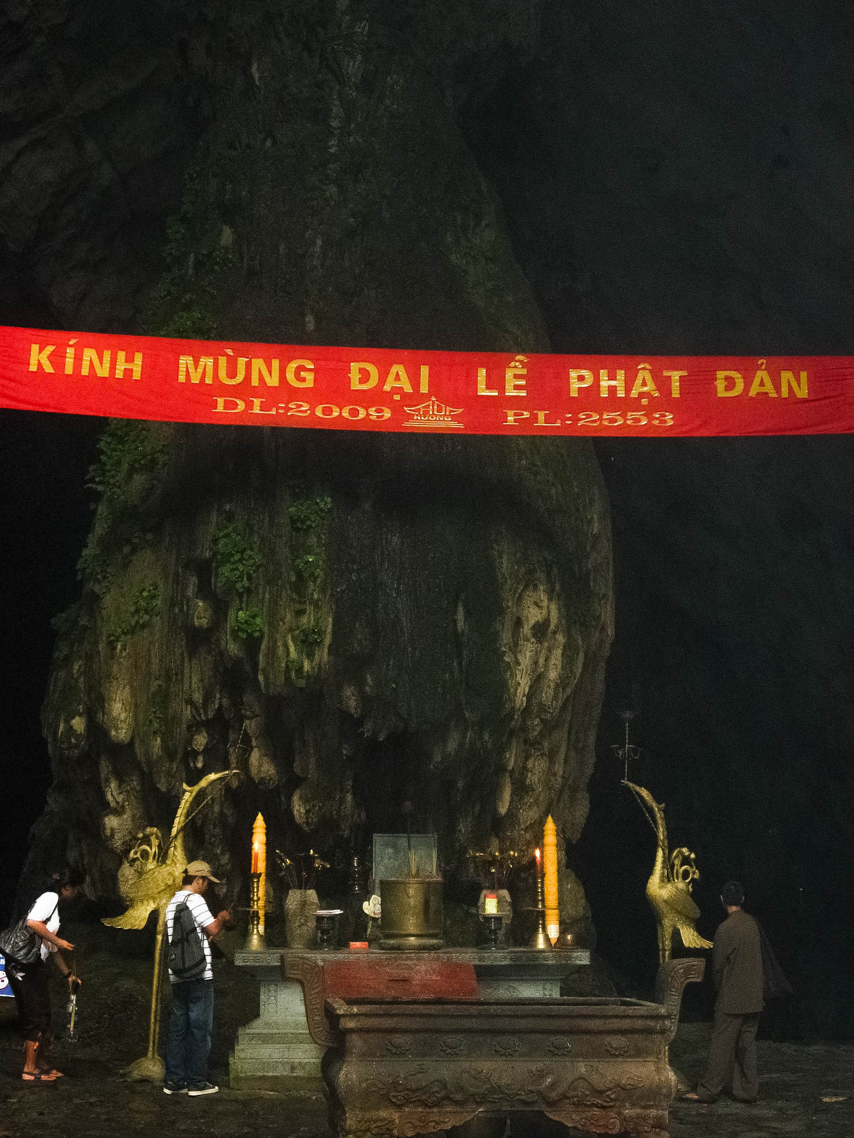 Pagode des parfums, Chùa Hương, Hương Sơn, montagne du parfum, rivière Yến, escalier, sentier, frangipanier, brume, pagode, temple, sanctuaire, grotte de Hương Tích, monolithe de granite Tour Thuy Tien