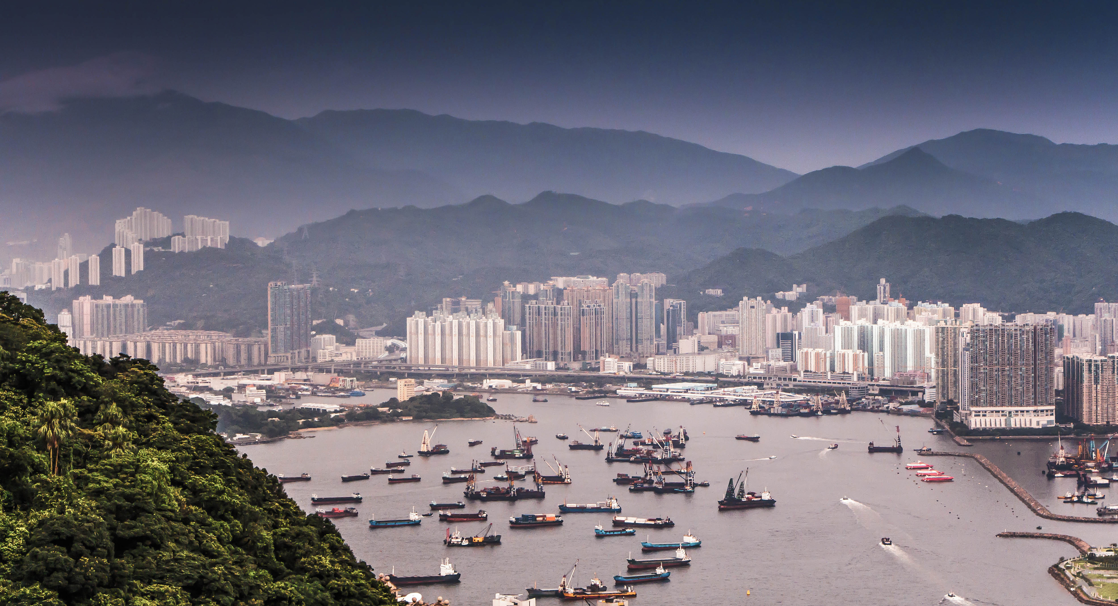 vue panoramique sur la baie de hong kong, son port, depuis le victoria Peak, grattes-ciel