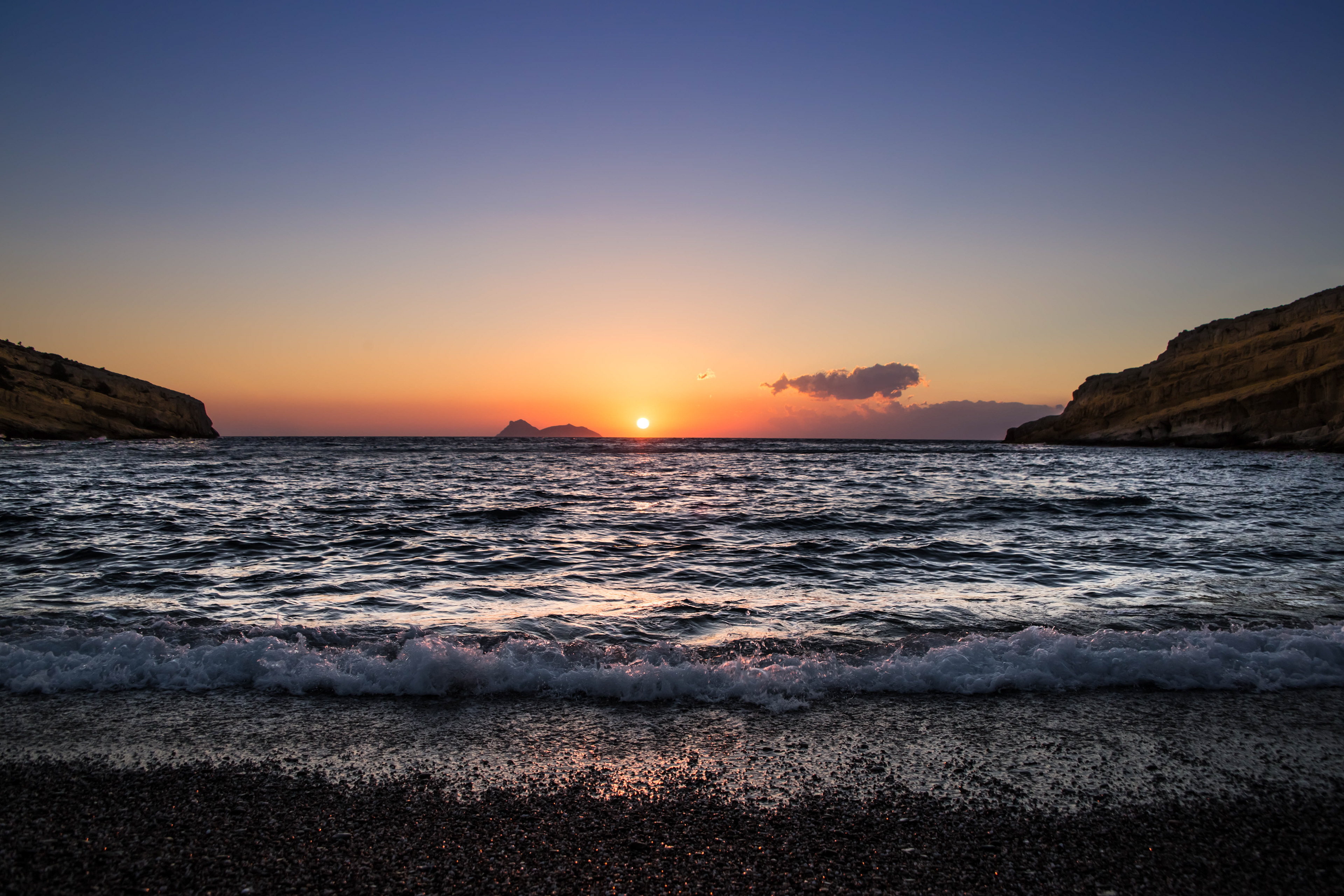 coucher de soleil sur la plage de matala, vague, mer de lybie