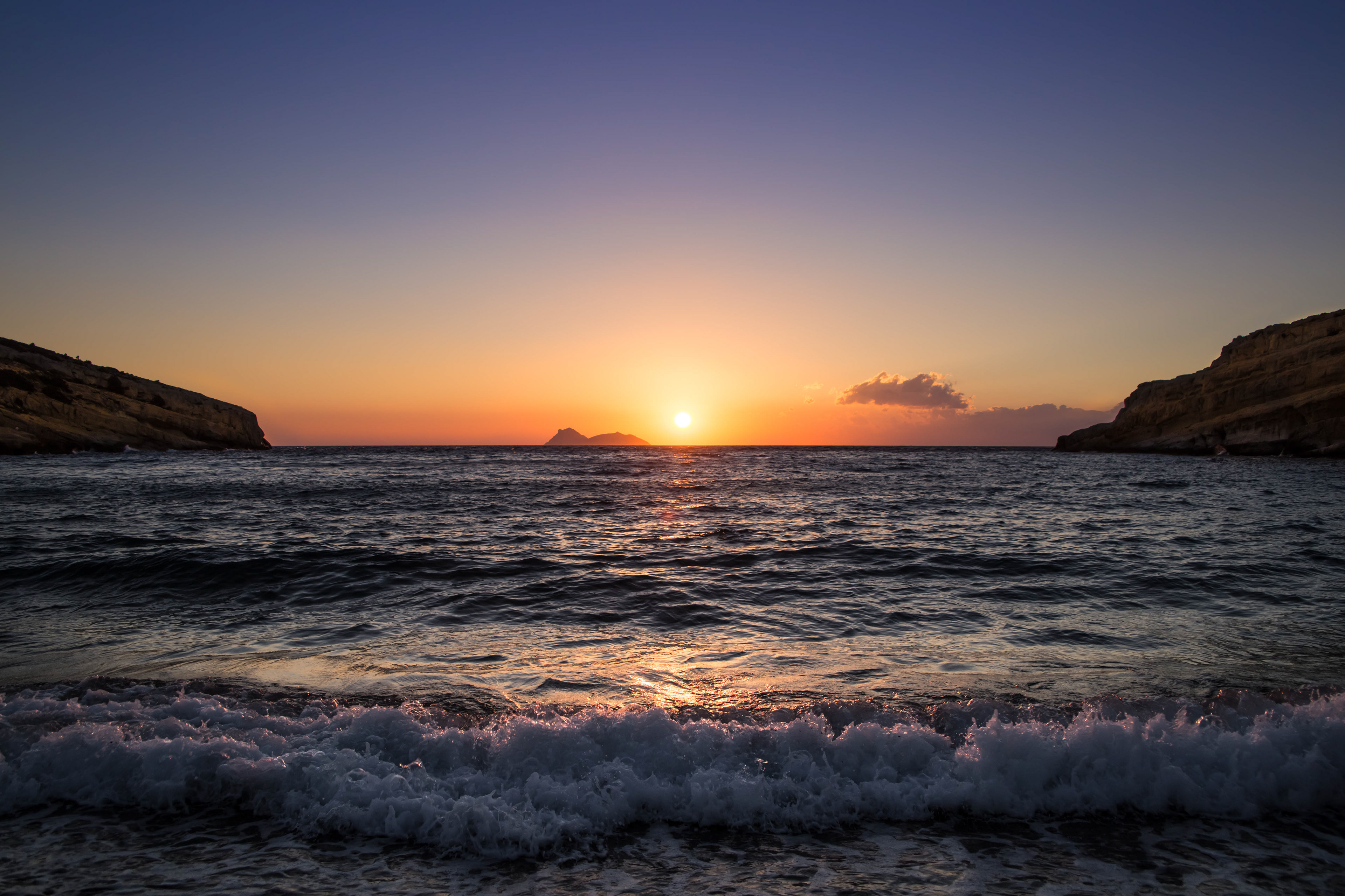 coucher de soleil sur la plage de matala, vague, mer de lybie