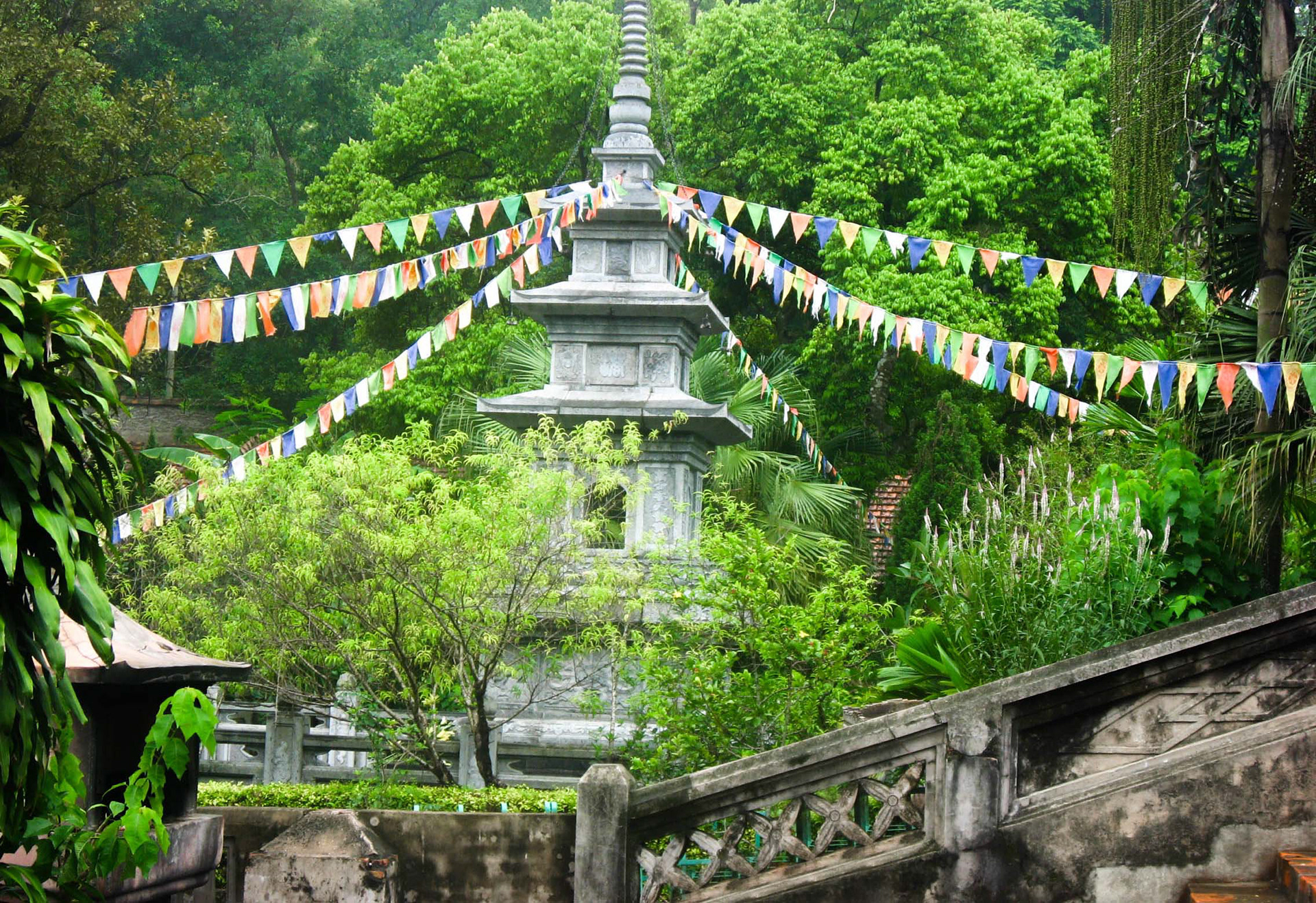 Pagode des parfums, Chùa Hương, Hương Sơn, montagne du parfum, rivière Yến, escalier, sentier, frangipanier, brume, pagode, temple, sanctuaire