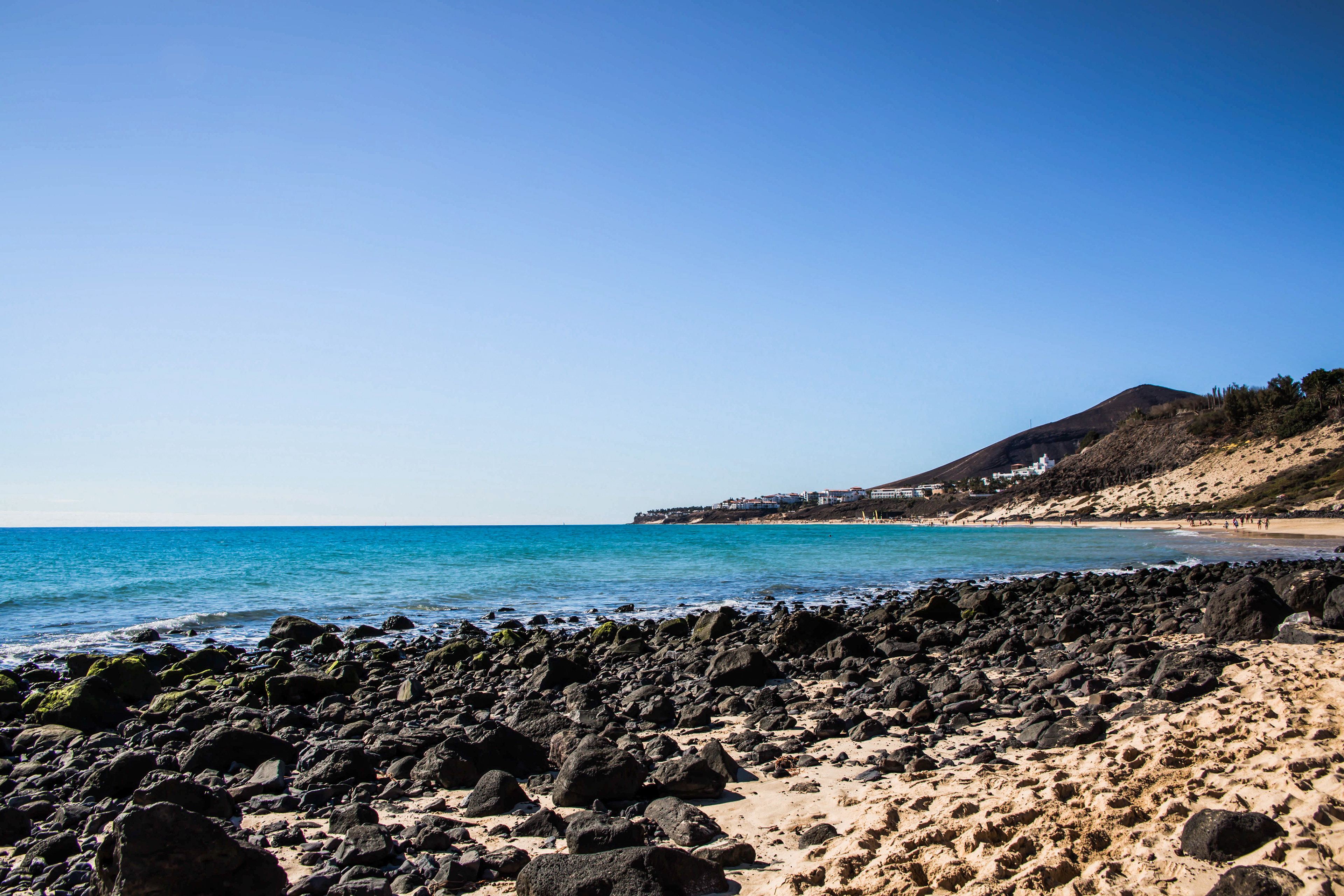 vue sur la plage de Fuerteventura, parsemée de roche volcanique, vue sur la mer, océan atlantique, playa salvaje