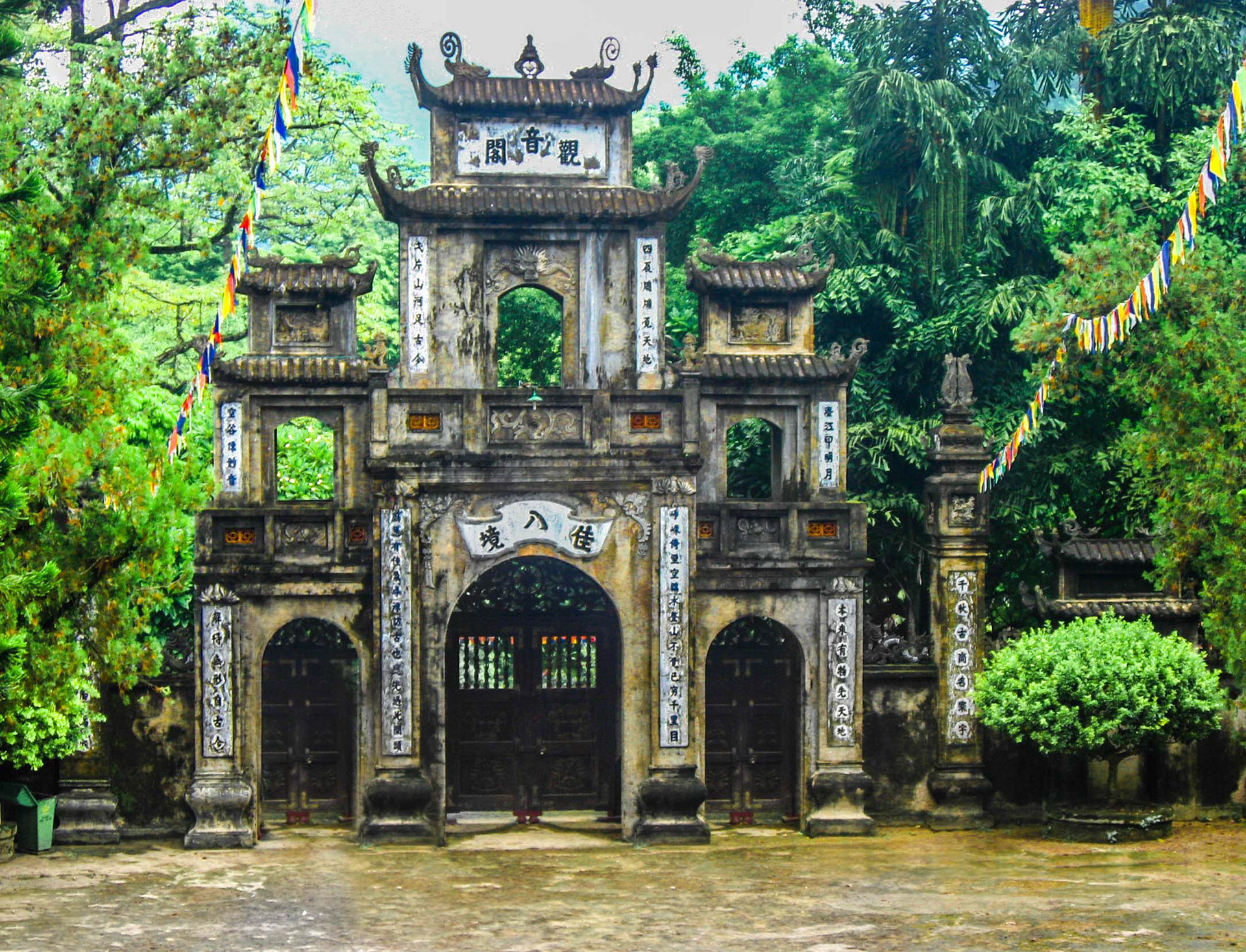 ương, Hương Sơn, montagne du parfum, rivière Yến, escalier, sentier, frangipanier, brume, pagode, temple, sanctuaire, sanctuaire Den Trinh, Le temple Den Trinh