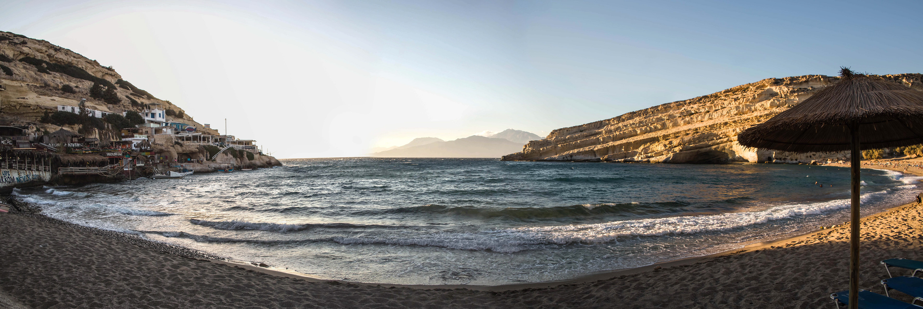 plage de matala avec vue ur le port et la nécropole romaine