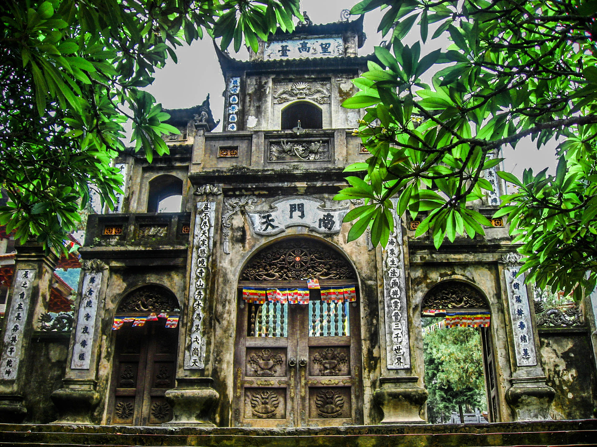 ương, Hương Sơn, montagne du parfum, rivière Yến, escalier, sentier, frangipanier, brume, pagode, temple, sanctuaire, sanctuaire Den Trinh, Le temple Den Trinh