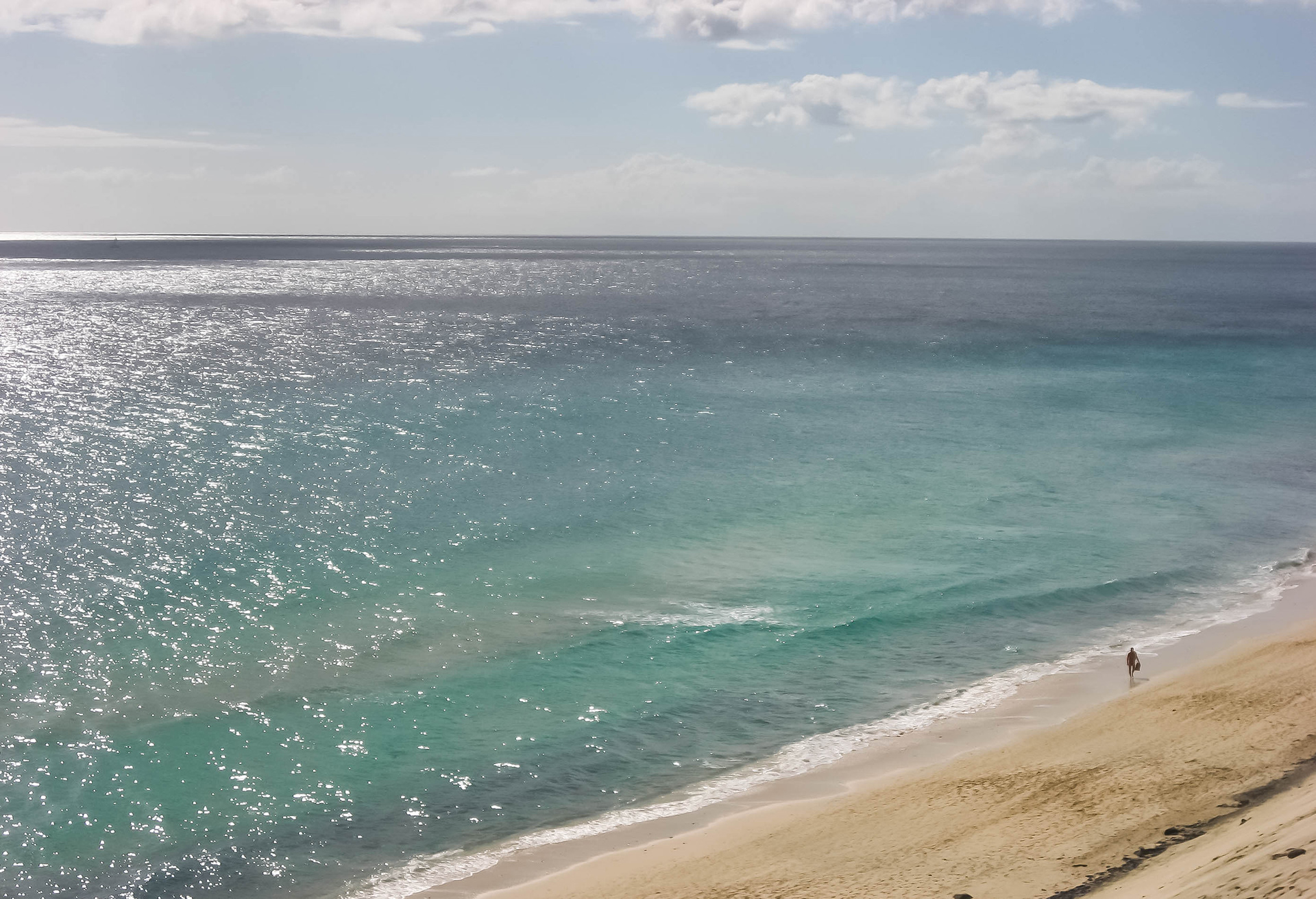 vue sur la plage de Fuerteventura, vue sur la mer, océan atlantique, eau turquoise, playa salvaje