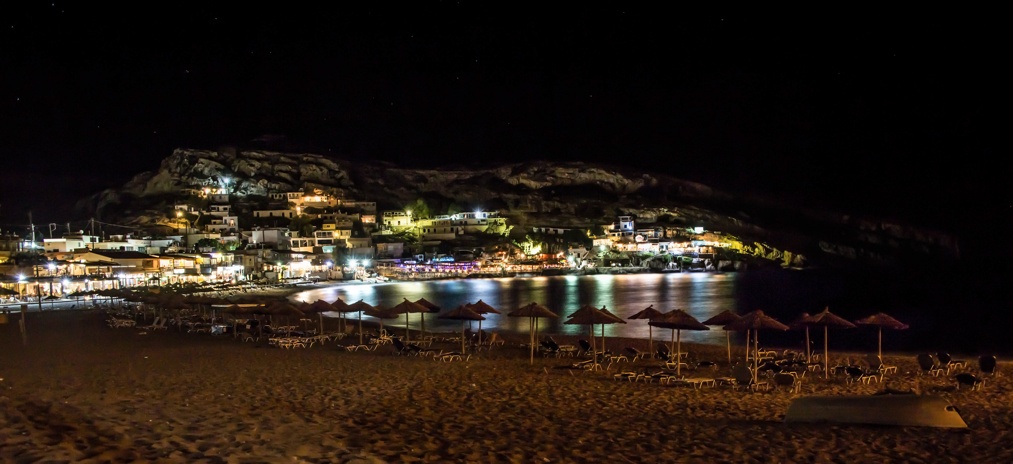 Plage de Matala la nuit sous les étoiles