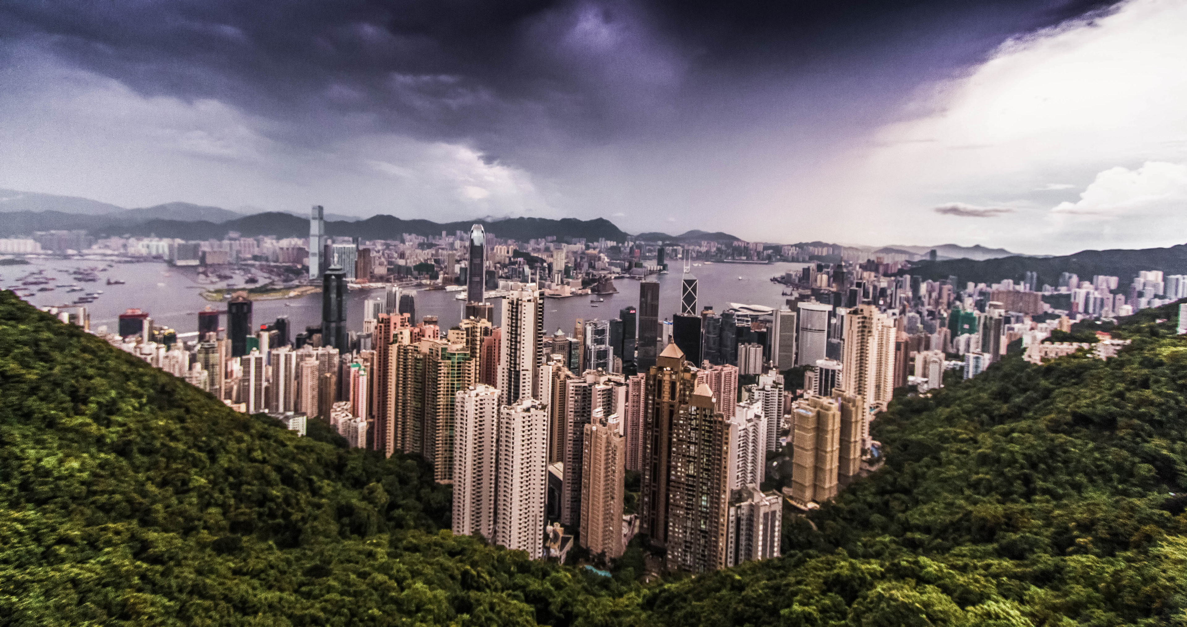 vue panoramique sur la baie de hong kong, son port, depuis le victoria Peak, grattes-ciel