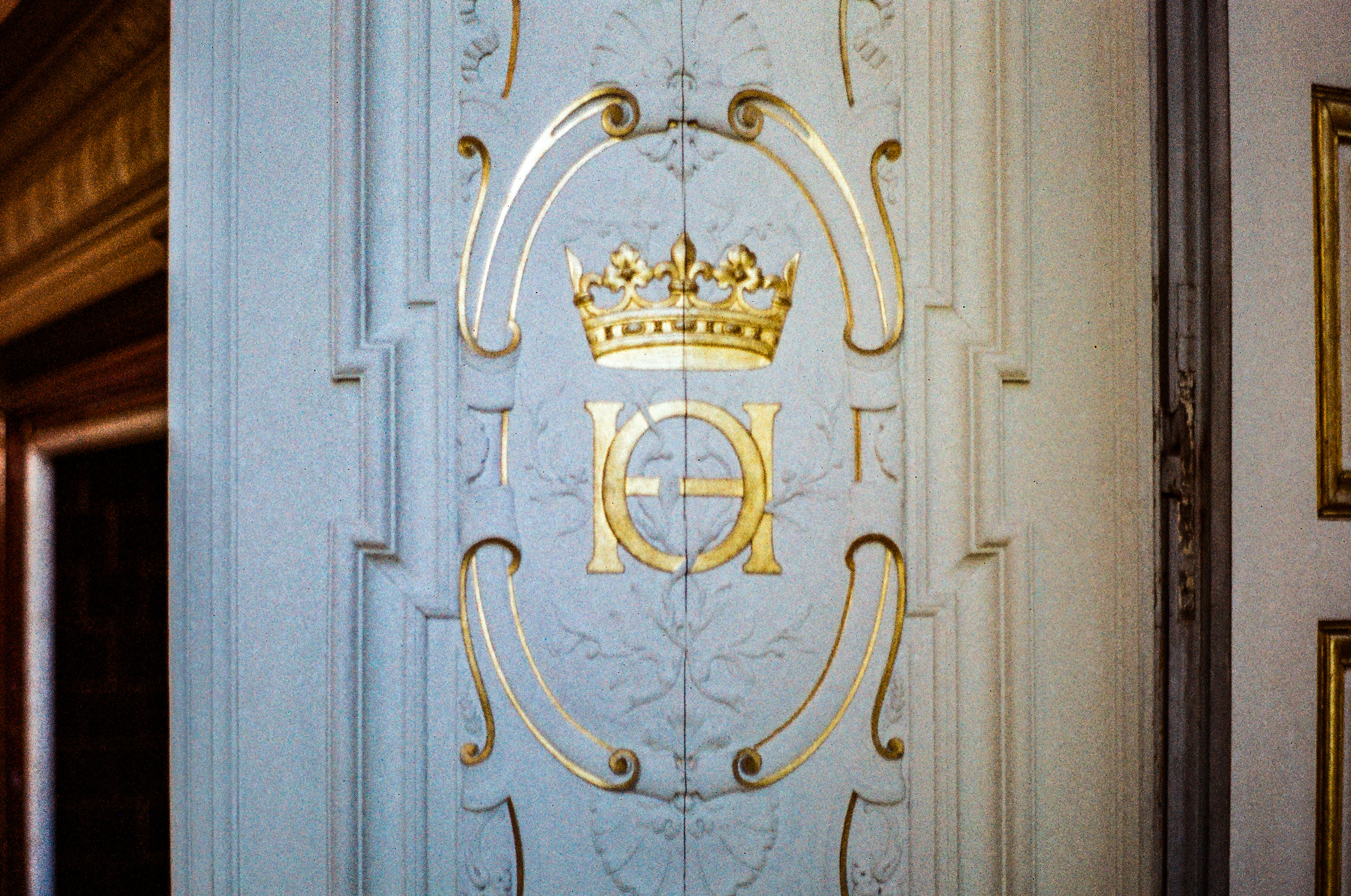 Les initiales "HO" désignent Henri d'Orléans, duc d'Aumale et sont visibles partout dans le château