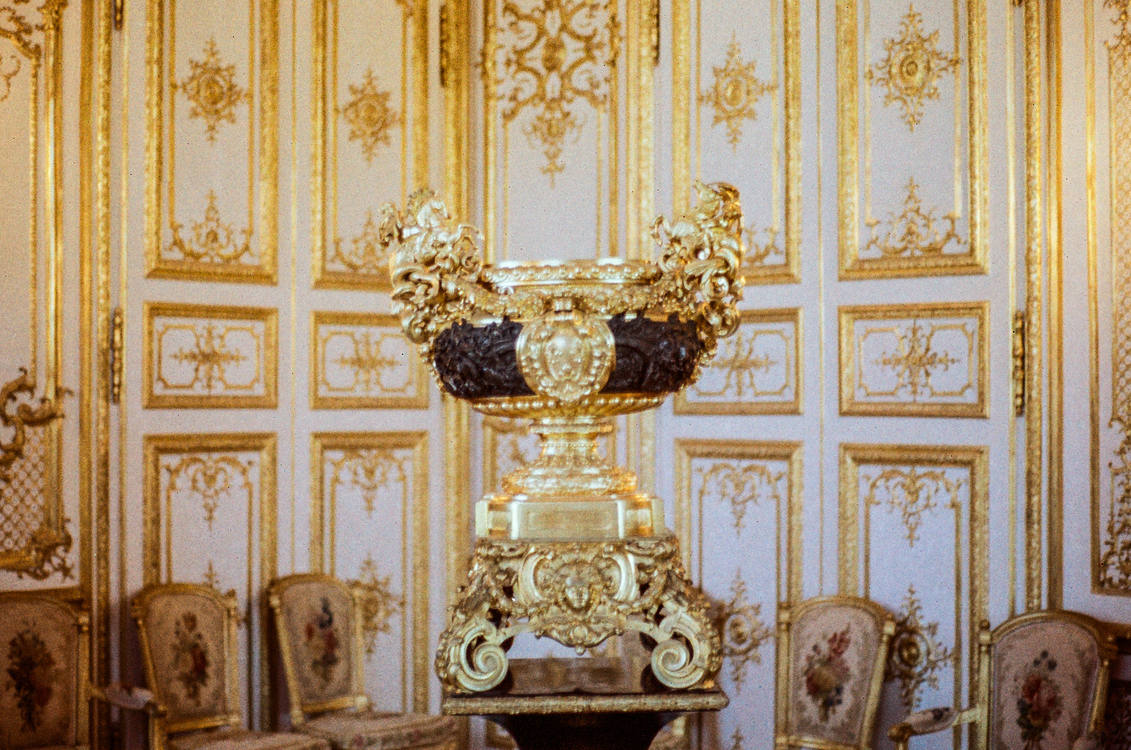 Grand cabinet d'angle