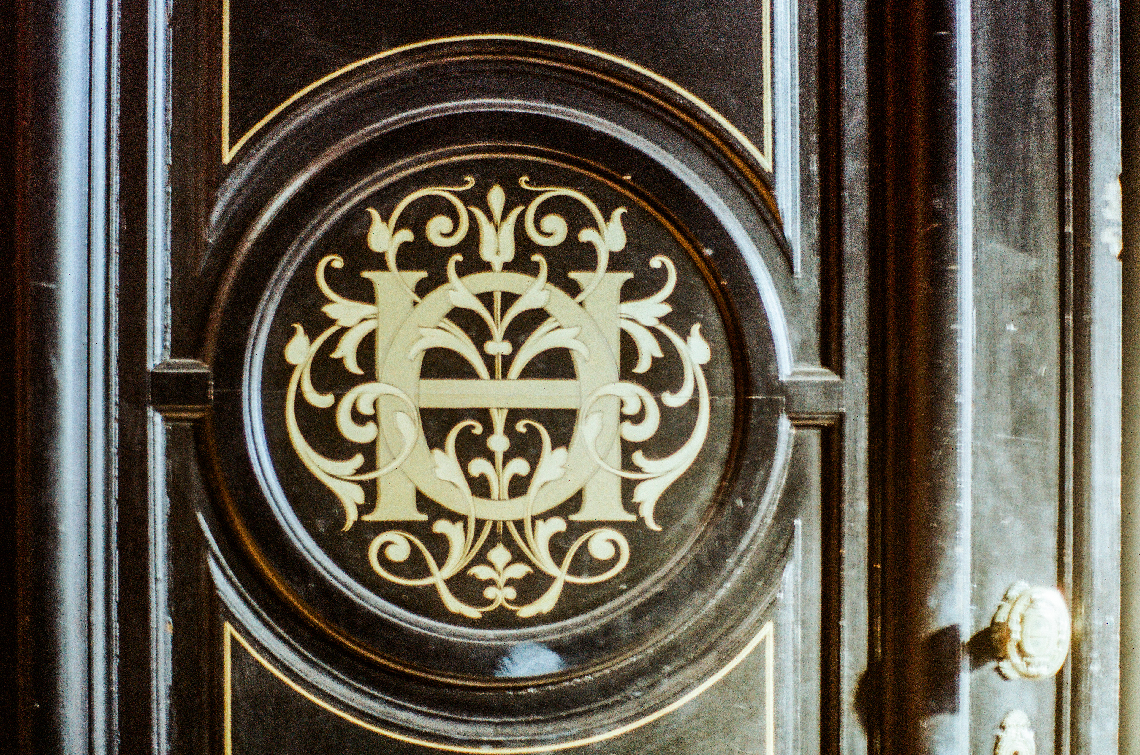 Les initiales "HO" désignent Henri d'Orléans, duc d'Aumale et sont visibles partout dans le château