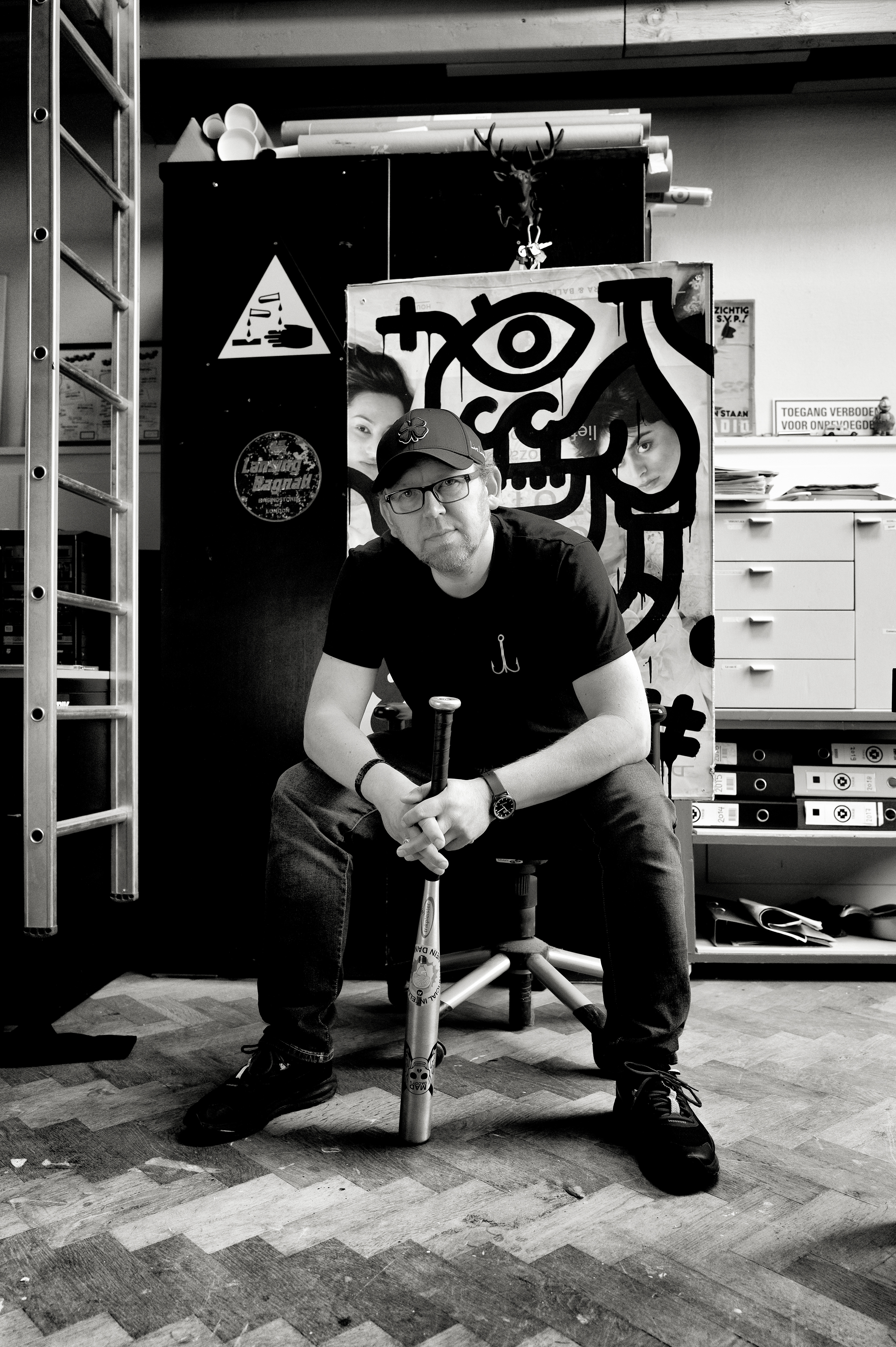 TRIK – Political Cartoonist & Visual Artist, is a political cartoonist and visual artist based in Haarlem. With sharp, humorous pictograms and visual emblems, he cuts straight to the core of current events. Influenced by street art, pop art, and hip-hop, he samples media images like a visual DJ. TRIK has won multiple awards, including the Inktspotprijs, and works for outlets such as Amnesty, FD, and AD. He also teaches illustration at ArtEZ and forms the artist duo DUONAR with Stefan Kasper.