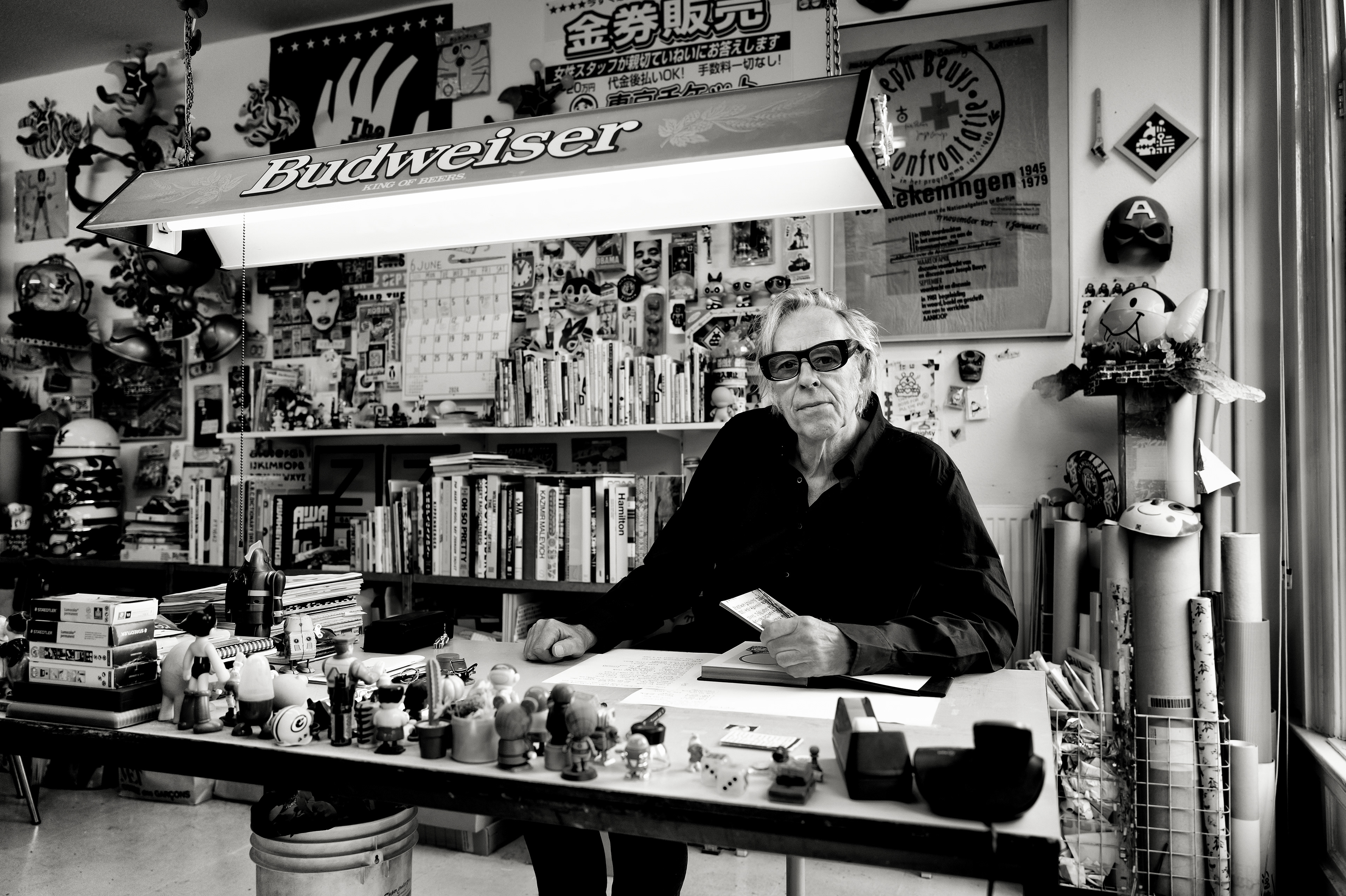 Peter te Bos – Singer & Graphic Designer, is the frontman of Claw Boys Claw and an influential graphic designer. His work is known for its intuitive, handmade style full of expression and surprise. For many years, he designed the visual identity of the Lowlands Festival (1994–2016) and now runs his own studio, Gazzman. He is also affiliated with De Designpolitie, a collective focused on socially and culturally driven design.