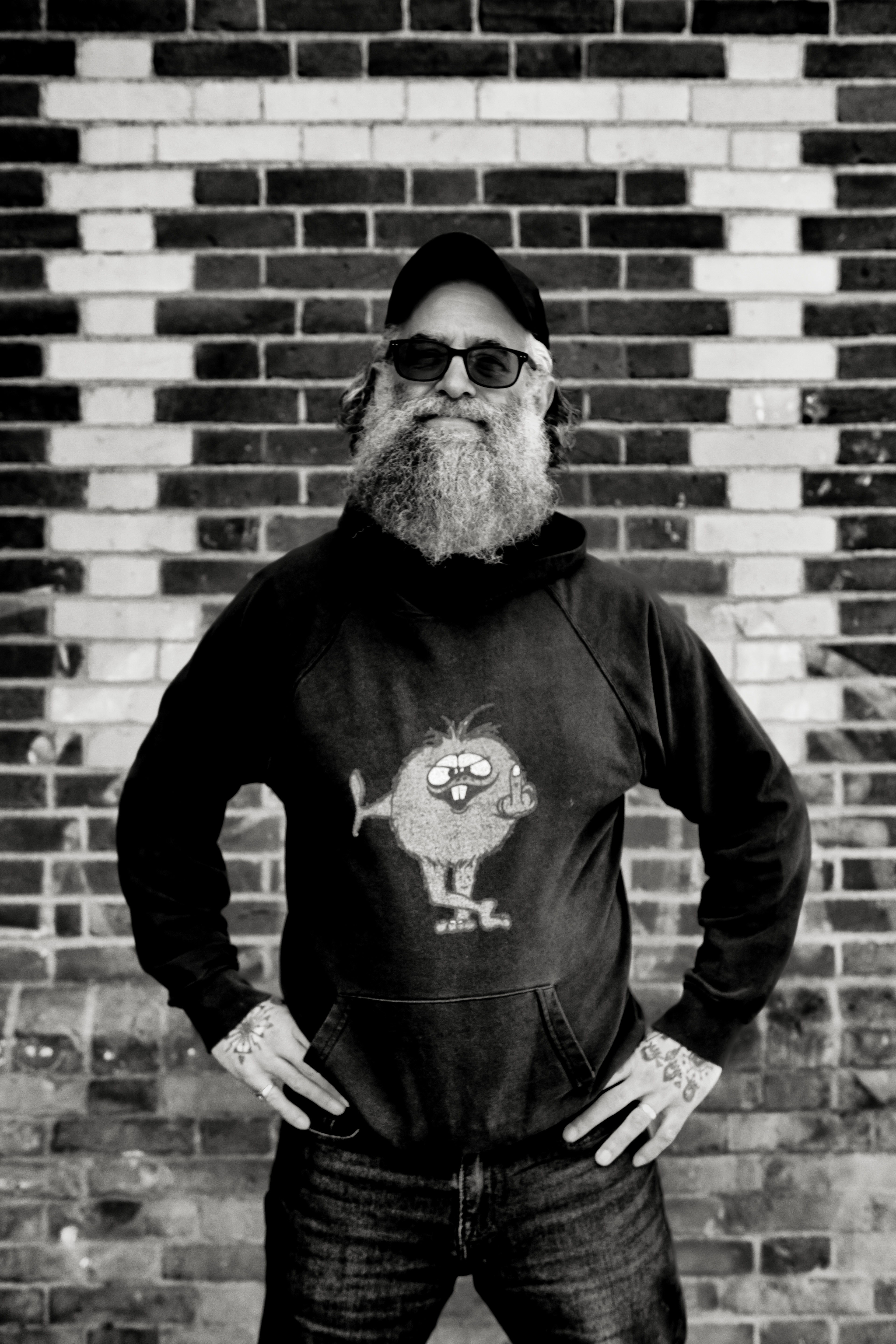 Joshua Baumgarten – Spoken Word Artist & Cultural Initiator Joshua Baumgarten (USA) has been living in Haarlem for over twenty years and has become a distinctive voice in the city’s cultural life. As a spoken word artist, poet, and performer, he combines language, music, and social critique in an idiosyncratic style that is both raw and poetic. He is the founder of The Irrational Library, now best known as a band and creative collective where music, poetry, and performance converge. With this formation, Baumgarten has released several albums and regularly takes to the stage, weaving his energetic spoken word into rhythmic, driving music. In addition to his musical work, Baumgarten has published various poetry collections, including Give Me This Moment. His texts are direct, critical, and infused with social engagement. This commitment is also evident in his work with Stem in de Stad, where he advocates for people on the margins of society. Baumgarten calls himself a “Haarlem New Yorker” and remains a driving force behind initiatives that connect art, culture, and solidarity.